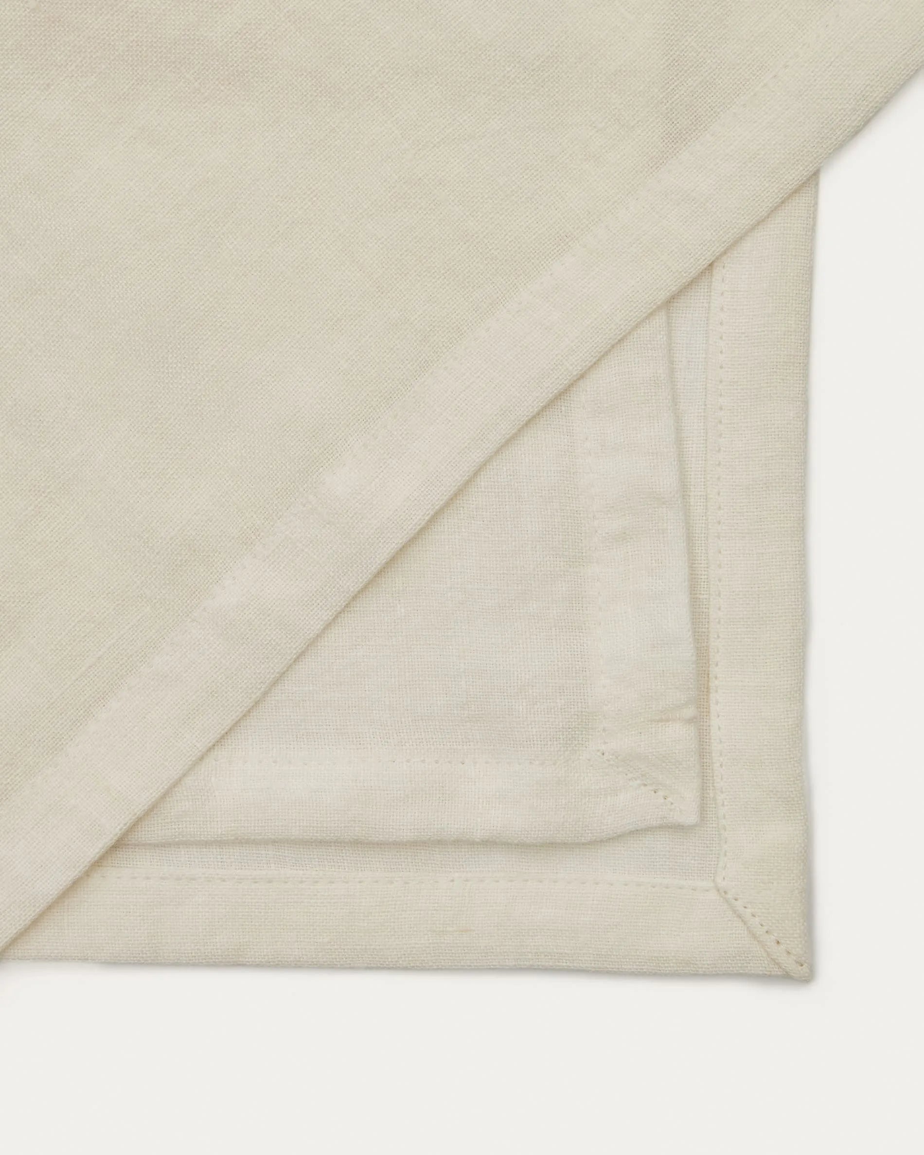 Elegante weiße Leinenservietten mit dezentem Karomuster, langlebig und saugfähig, ideal für stilvolle Tischarrangements.