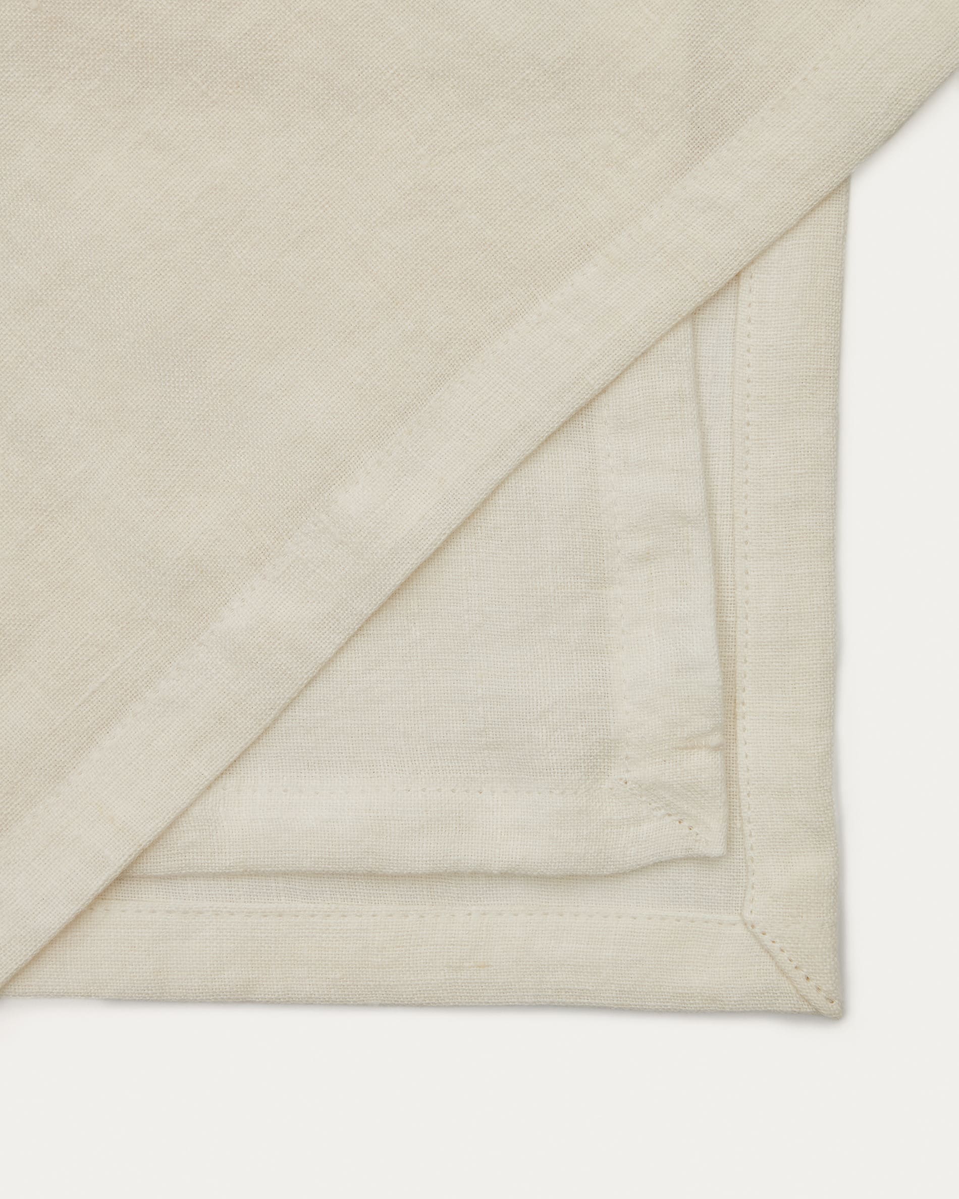 Elegantes Set aus 2 weißen Servietten aus 100% Leinen von Kave Home, perfekt für stilvolle Tischdekoration und hochwertige Qualität.