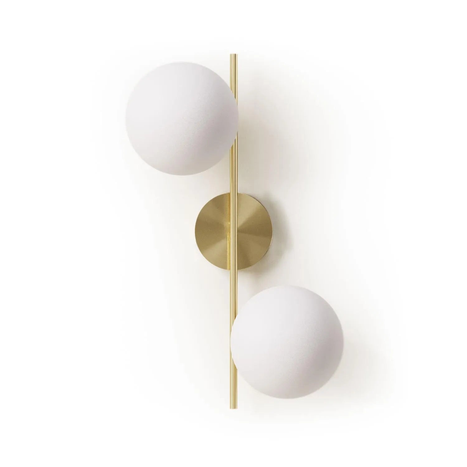Mahala Wandlampe: Messingdesign mit doppelten Milchglaskugeln.