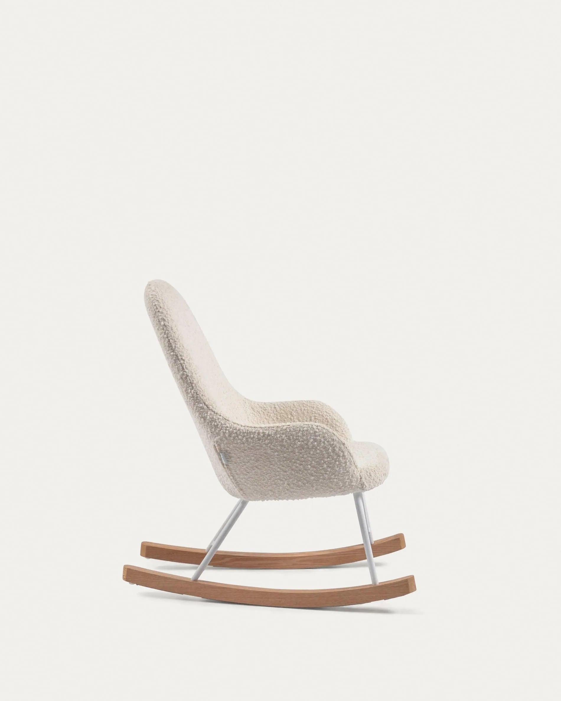 Der Joey Kinder-Schaukelstuhl von Kave Home kombiniert stilvolles Design mit weichem, weißem Bouclé-Stoff für maximalen Komfort.