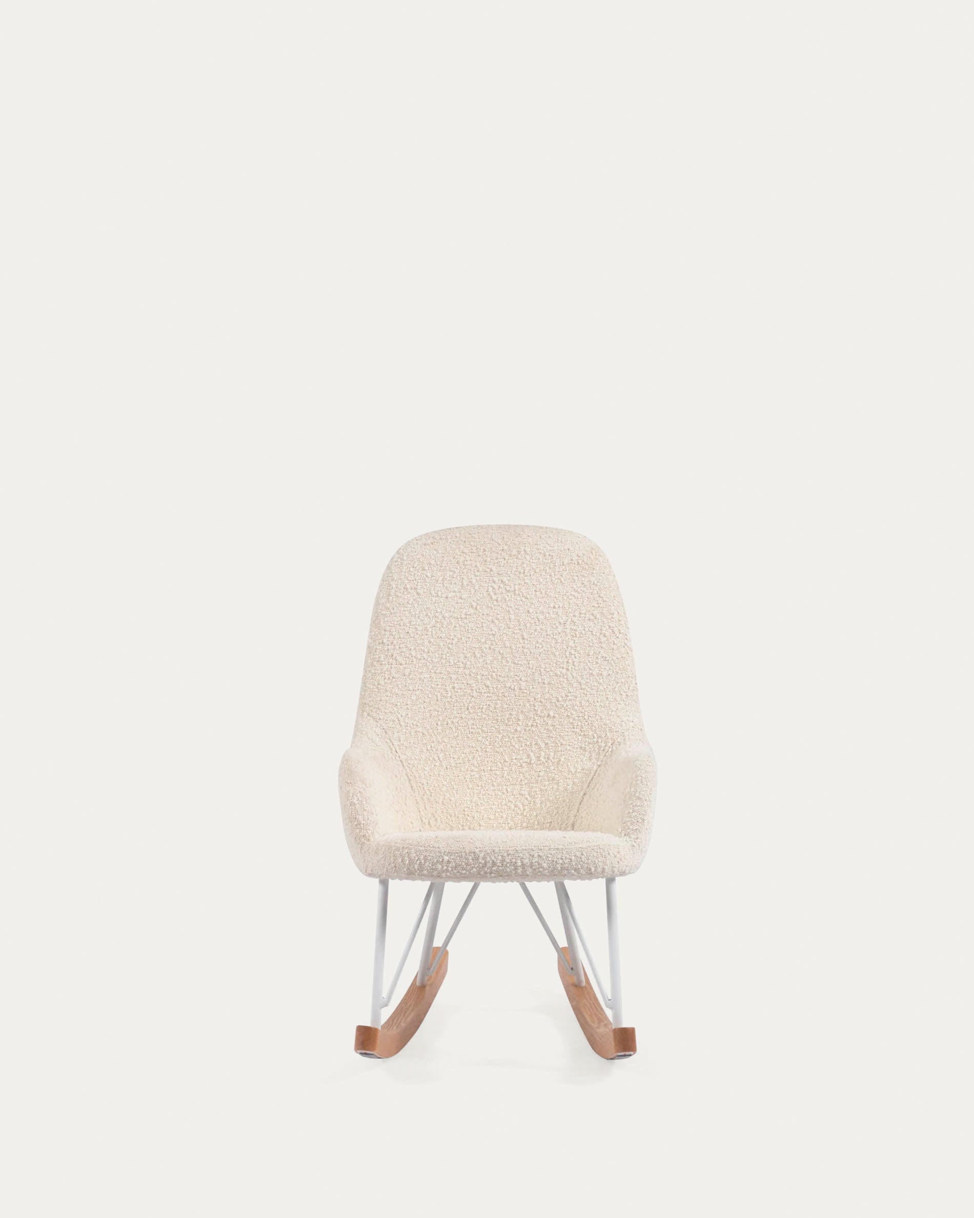Der Joey Schaukelstuhl für Kinder von Kave Home bietet modernes Design und weichen weißen Bouclé-Stoff für gemütliche Momente.