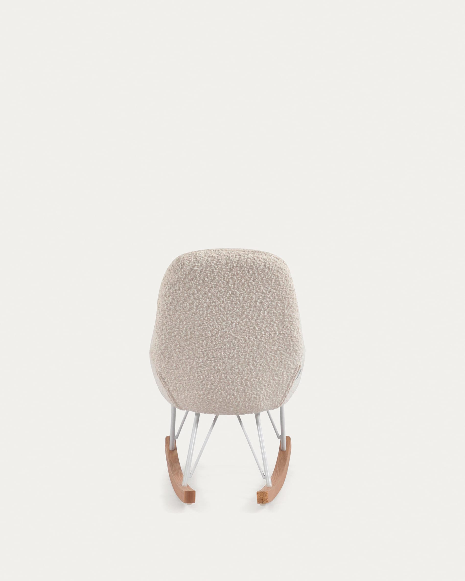 Der Joey Kinder-Schaukelstuhl von Kave Home kombiniert stilvolles Design mit weichem, weißem Bouclé-Stoff für maximalen Komfort.