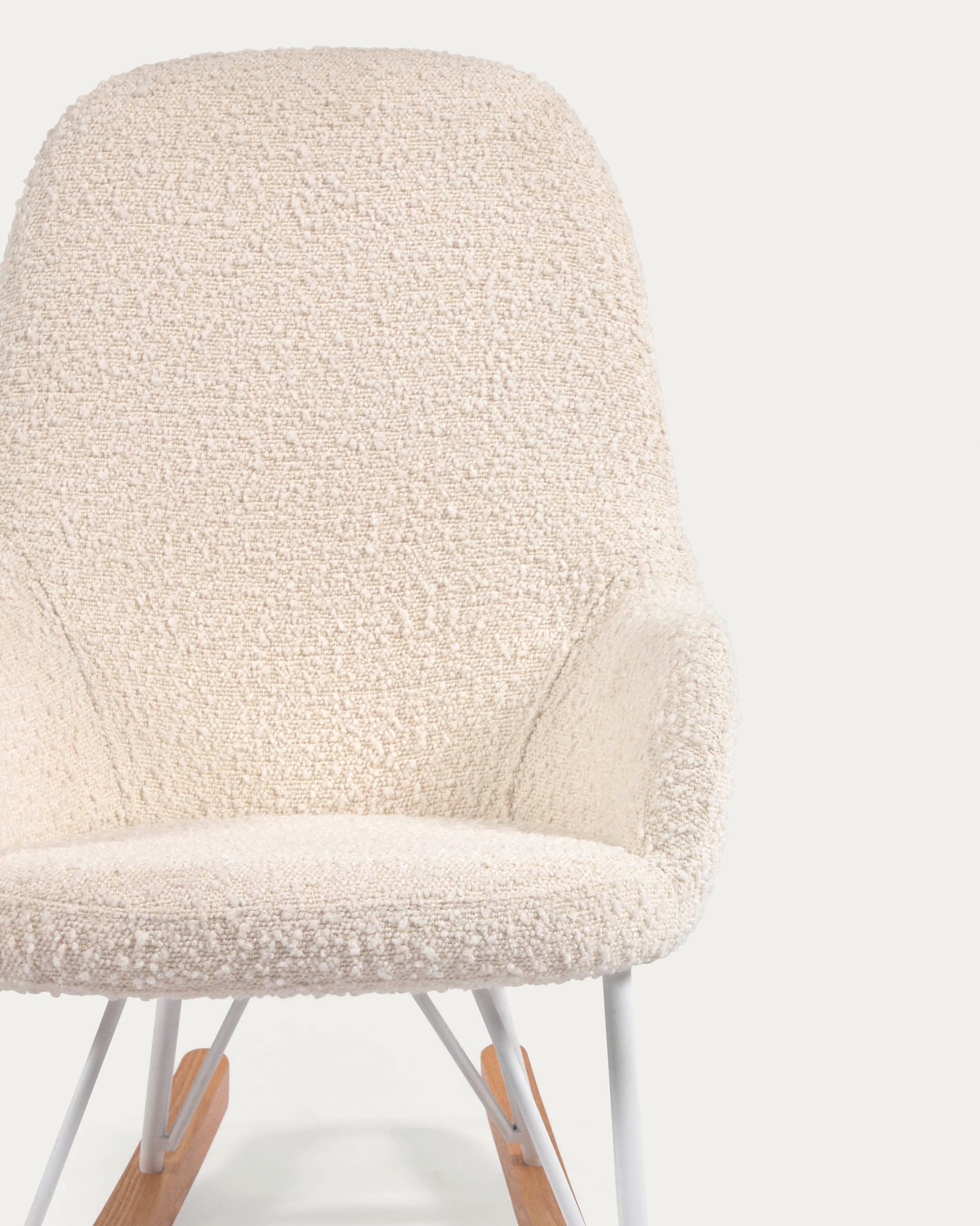 Der Joey Kinder-Schaukelstuhl von Kave Home kombiniert modernen Stil mit weißem Bouclé-Stoff für gemütliche Momente.