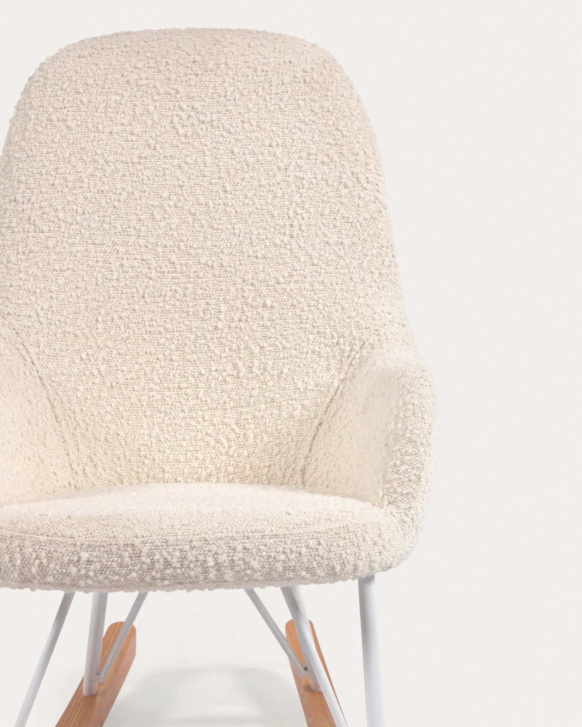Der Joey Schaukelstuhl für Kinder von Kave Home bietet modernes Design und weichen weißen Bouclé-Stoff für gemütliche Momente.