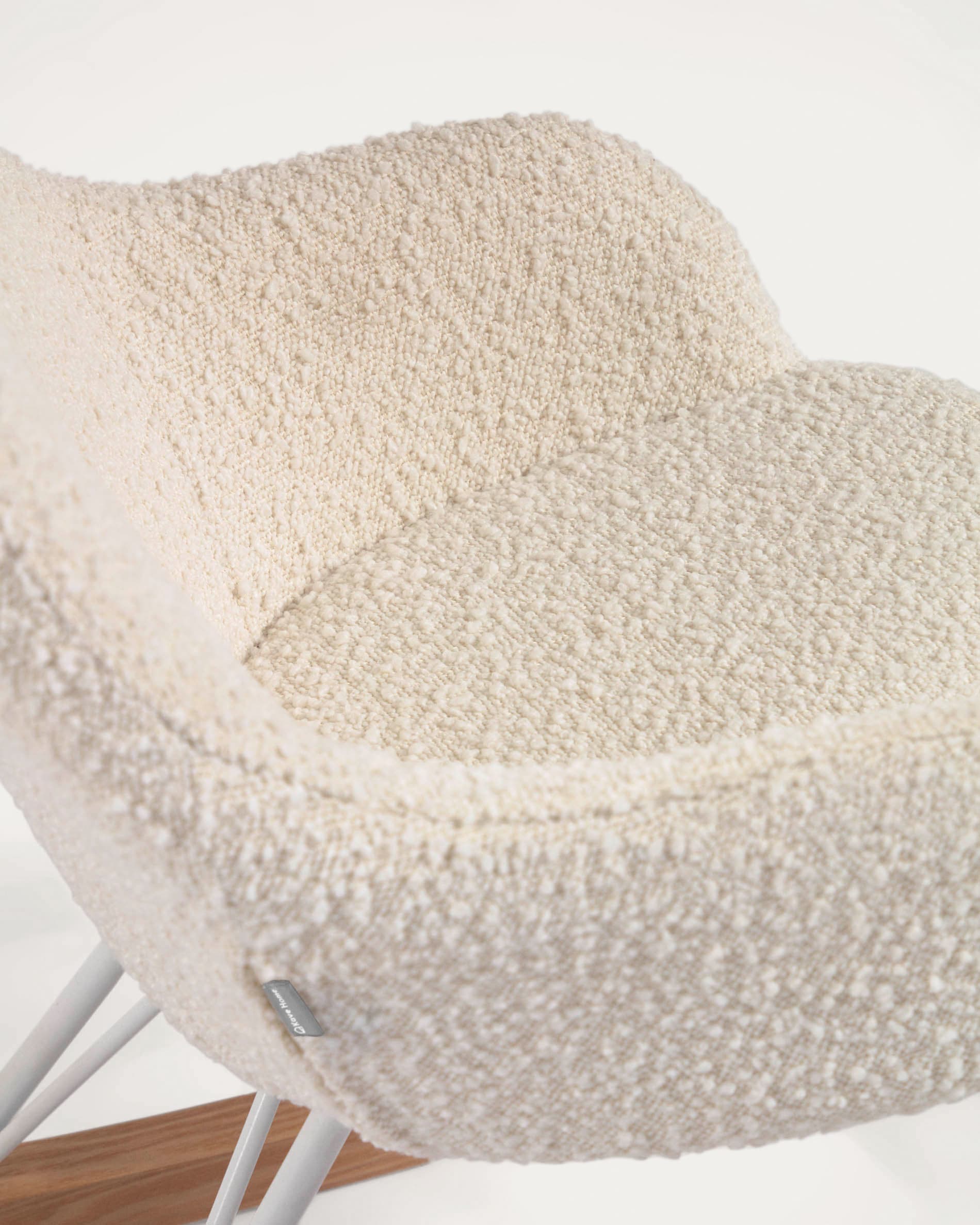 Der Joey Kinder-Schaukelstuhl von Kave Home kombiniert stilvolles Design mit weichem, weißem Bouclé-Stoff für maximalen Komfort.