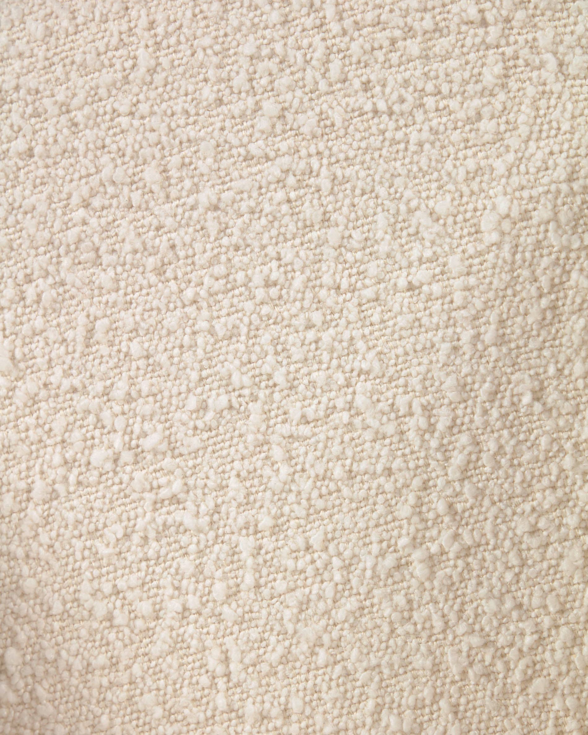 Der Joey Kinder-Schaukelstuhl von Kave Home kombiniert stilvolles Design mit weichem, weißem Bouclé-Stoff für maximalen Komfort.