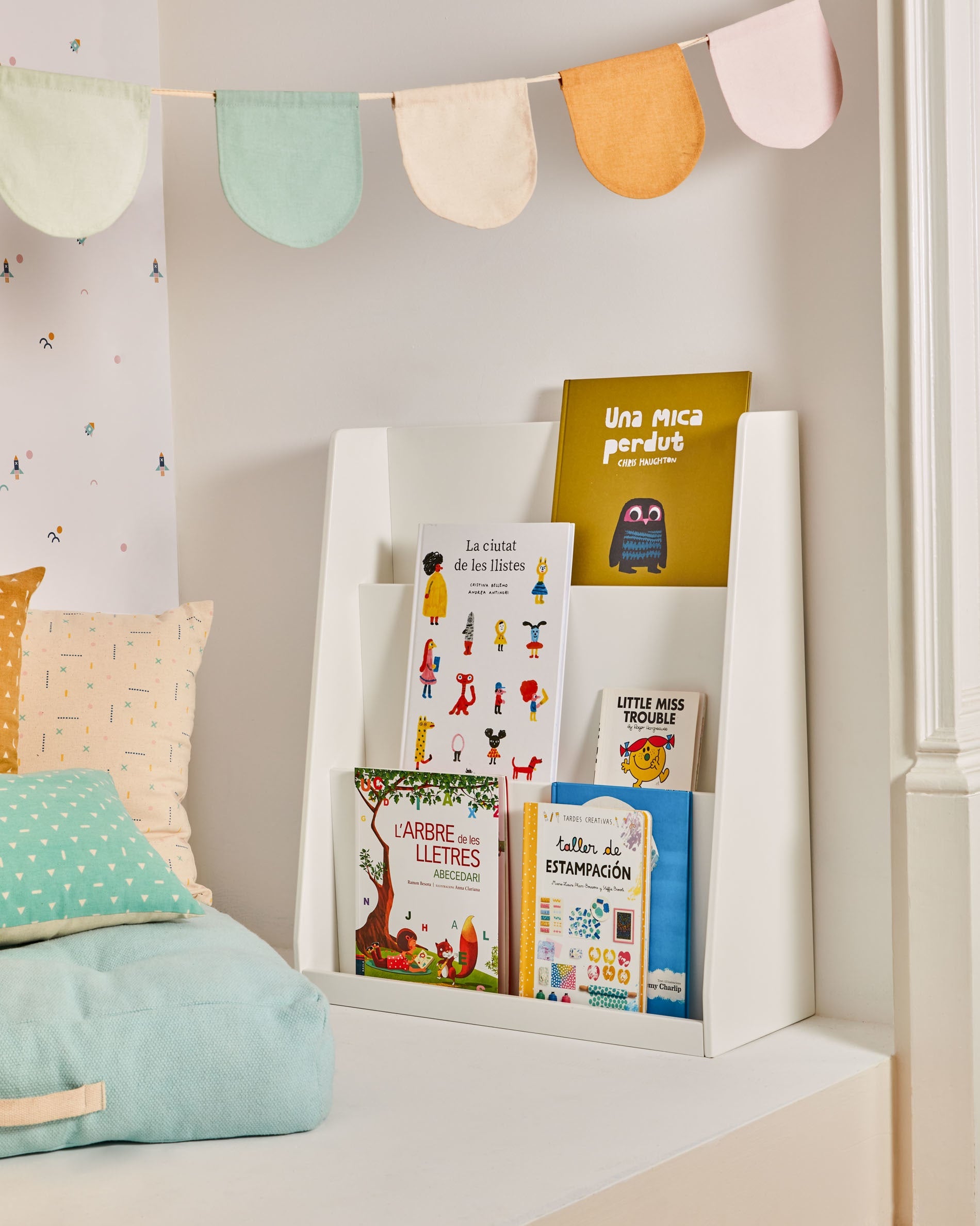 Adiventina Bücherregal aus weissem MDF 59,5 x 69,5 cm