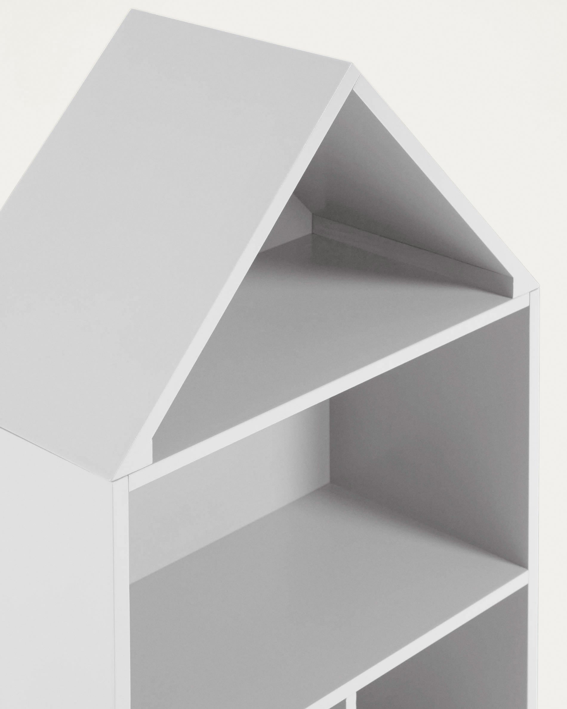 Das Celeste Kinderhaus Regal von Kave Home, 50x105 cm, aus weißem MDF, ist ideal für stilvolle und funktionale Kinderzimmer-Aufbewahrung.