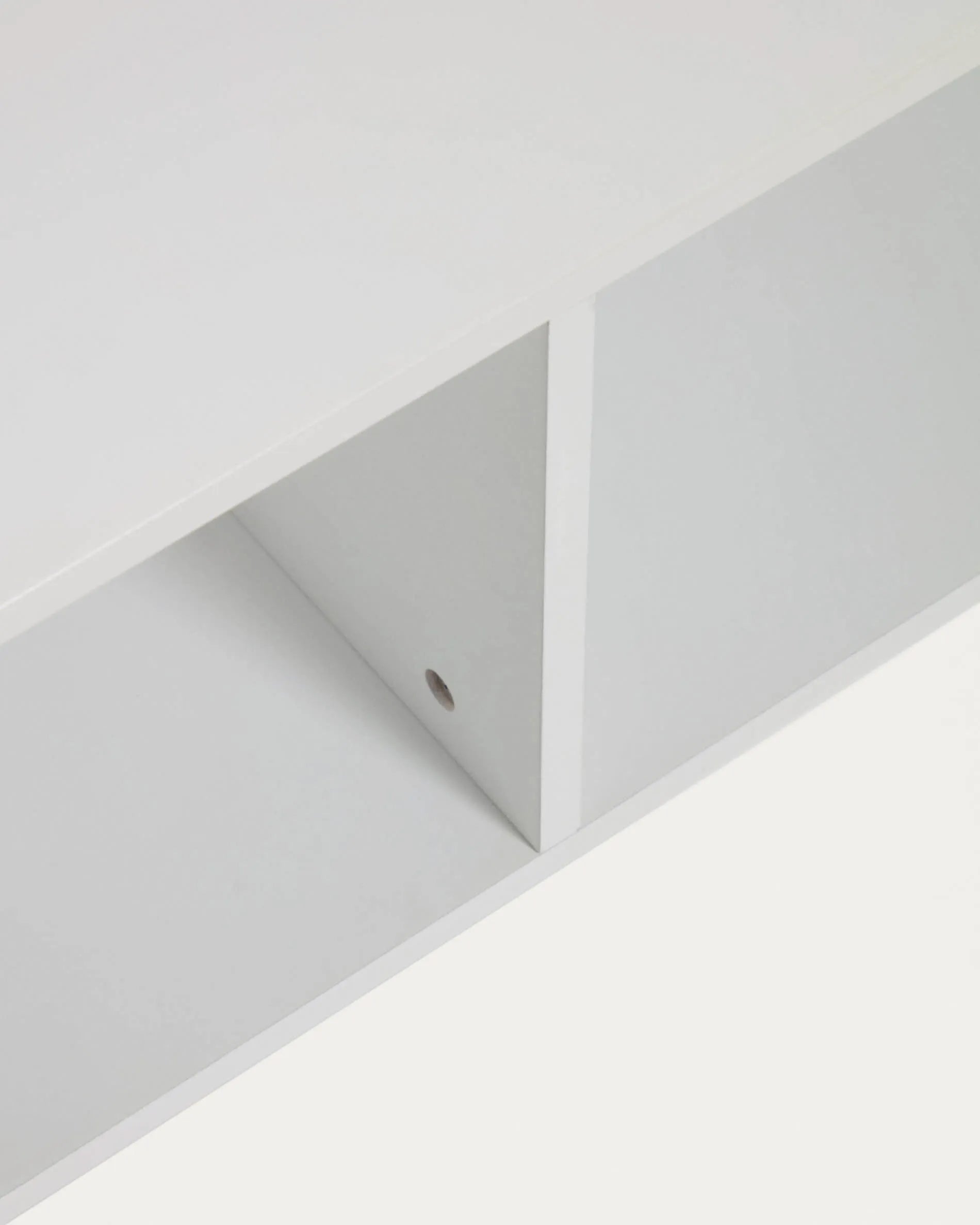 Elegantes, weißes MDF-Sideboard von Kave Home, 78 cm breit, bietet vielseitigen Stauraum und personalisierbare Gestaltung.
