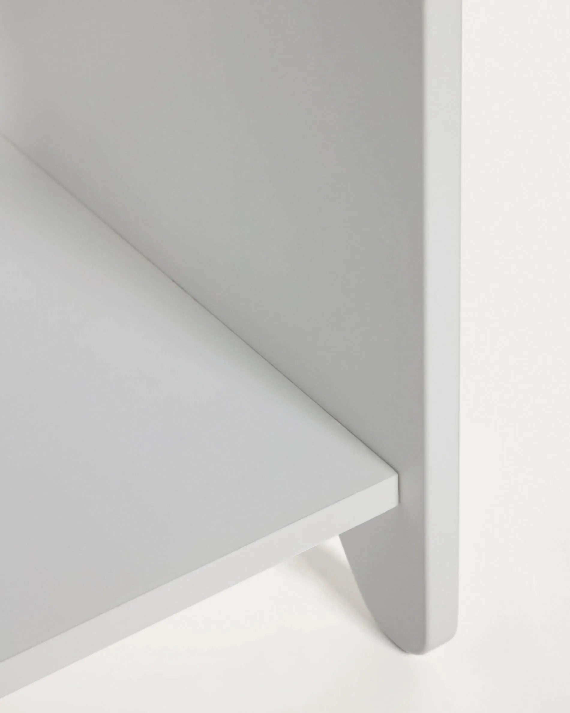 Elegantes, weißes MDF-Sideboard von Kave Home, 78 cm breit, bietet vielseitigen Stauraum und personalisierbare Gestaltung.
