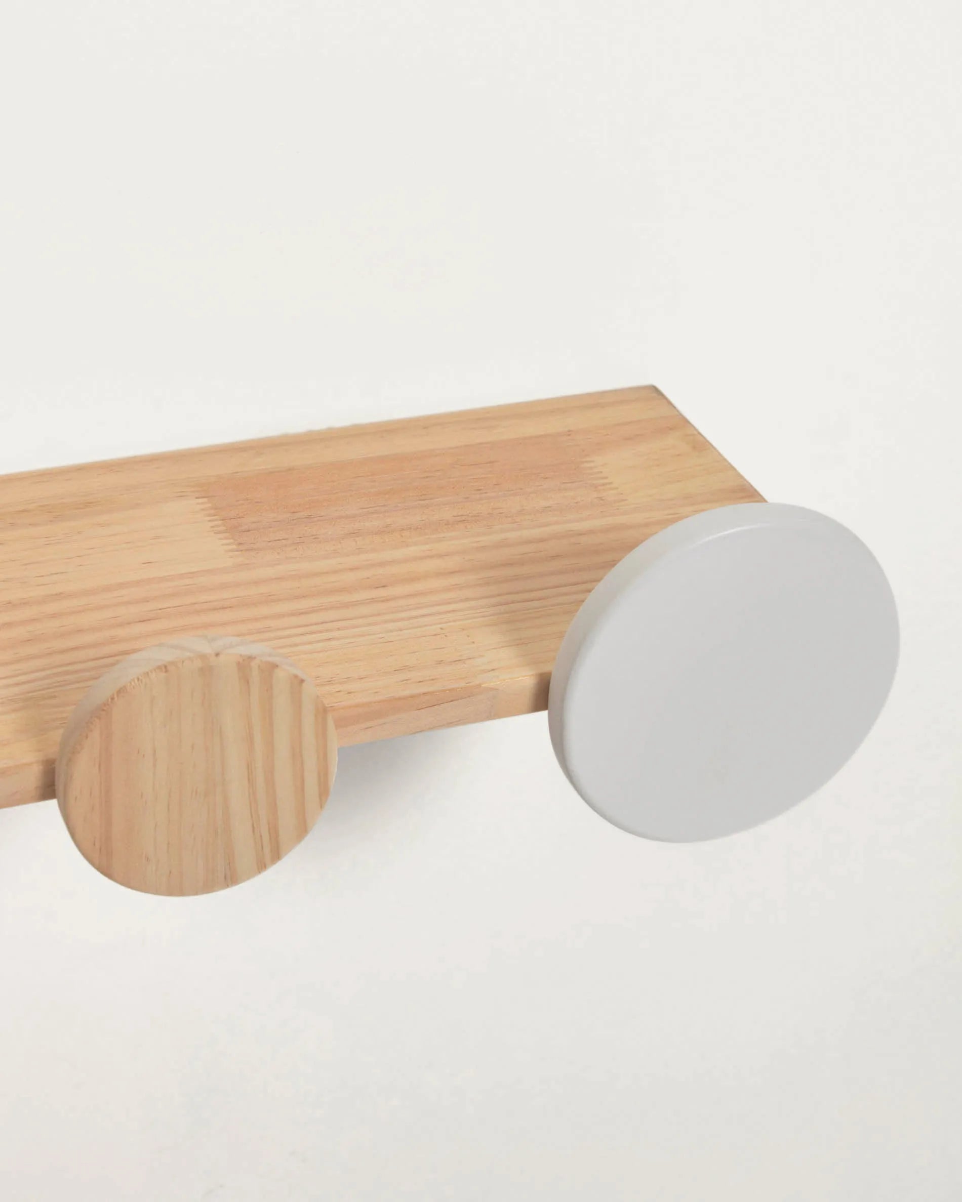 Das Diti Regal kombiniert Kiefernholz mit weißem und türkisem MDF für ein frisches, kinderfreundliches Design.