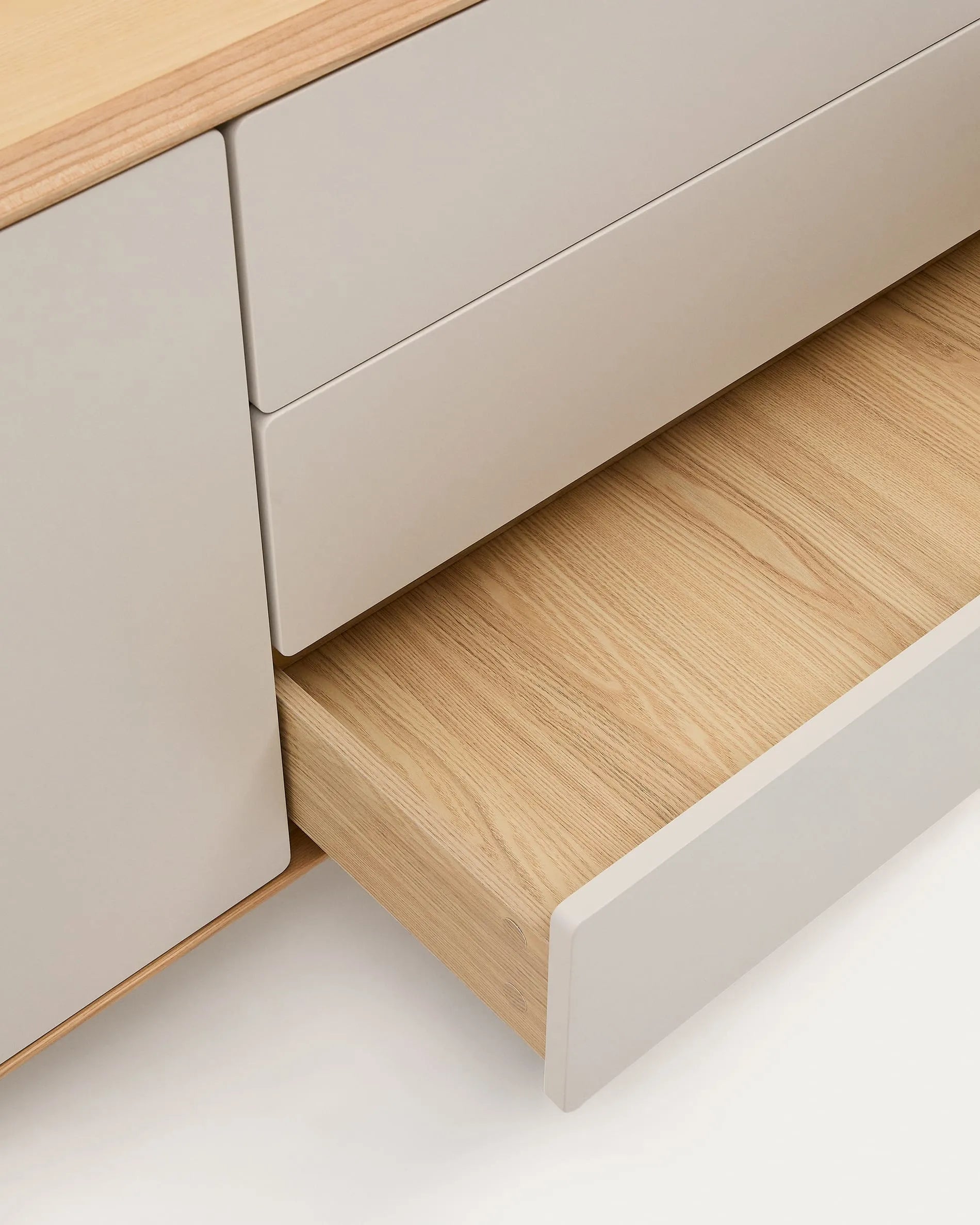 Das Anielle Sideboard aus Esche massiv und Furnier bietet mit 1 Tür und 3 Schubladen auf 150 x 78 cm eleganten Stauraum für Ihr Zuhause.