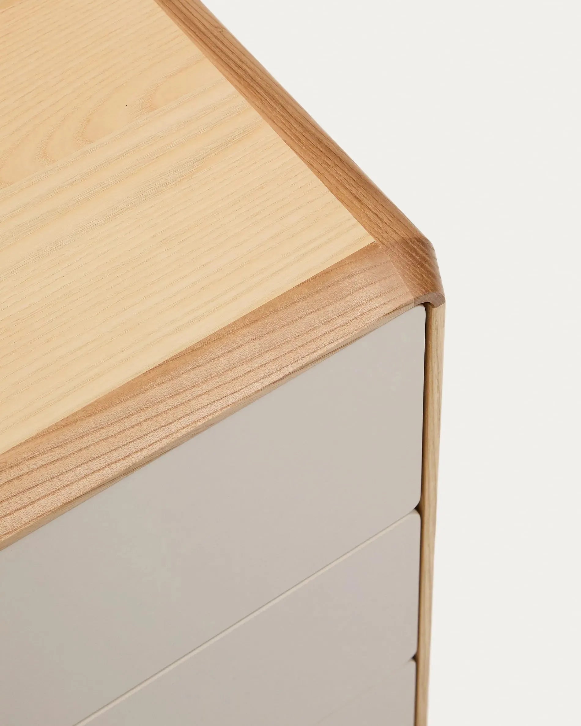 Elegantes Sideboard aus Esche mit 1 Tür und 3 Schubladen, ideal für stilvolle Aufbewahrung im Wohn- oder Esszimmer.