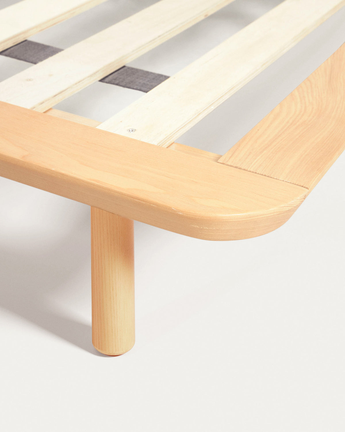 Anielle Bett aus massiver Esche für Matratze von 160 x 200 cm in Natur präsentiert im Onlineshop von KAQTU Design AG. Bett ist von Kave Home