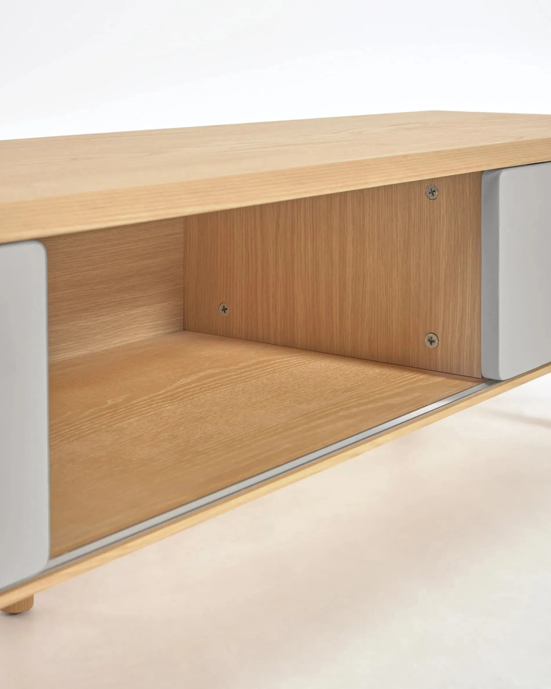 Eleganter TV-Schrank aus massiver Esche mit weißgrauem Finish, bietet stilvollen Stauraum für Ihr Zuhause.