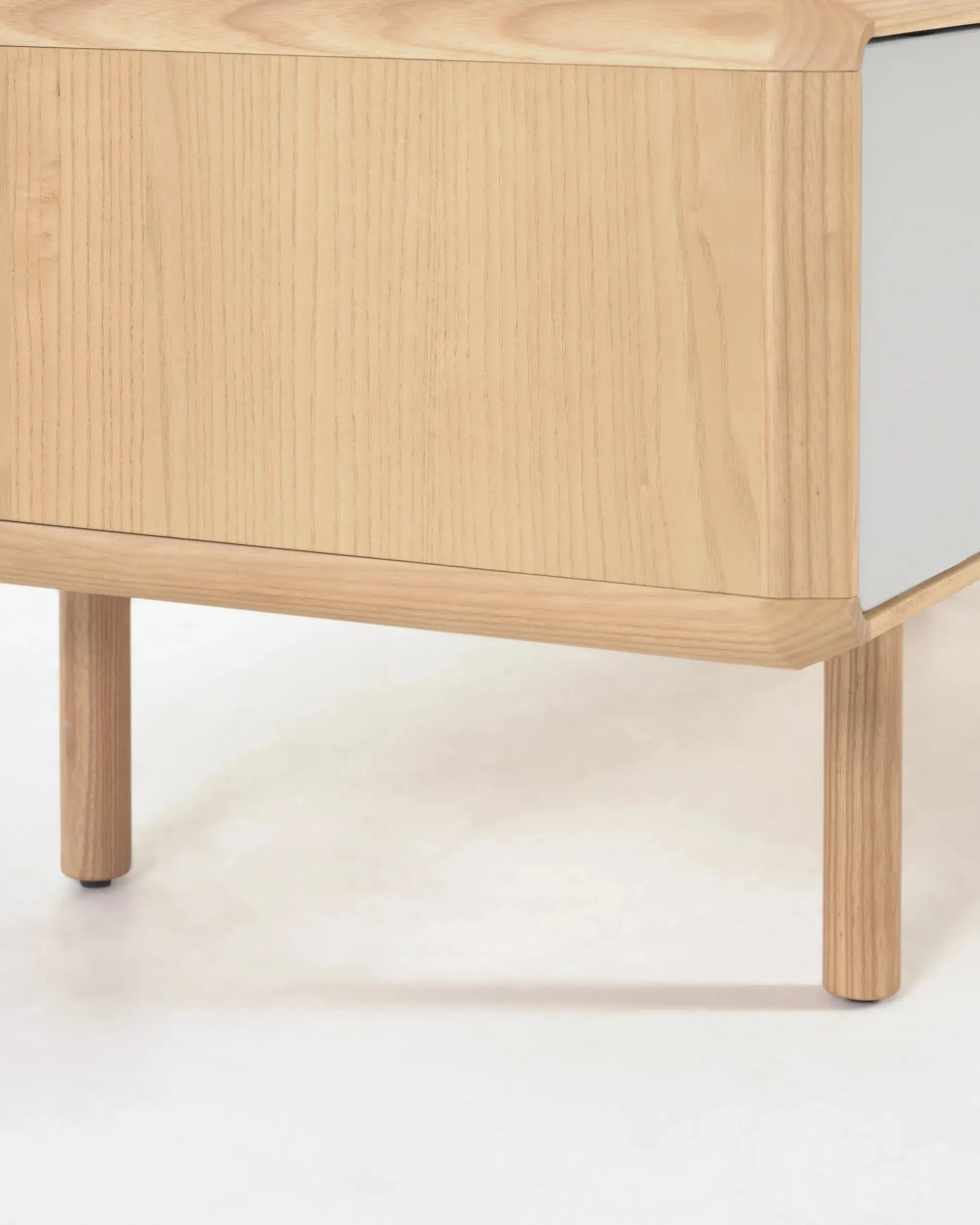 Eleganter TV-Schrank aus massiver Esche mit weißgrauem Finish, bietet stilvollen Stauraum für Ihr Zuhause.