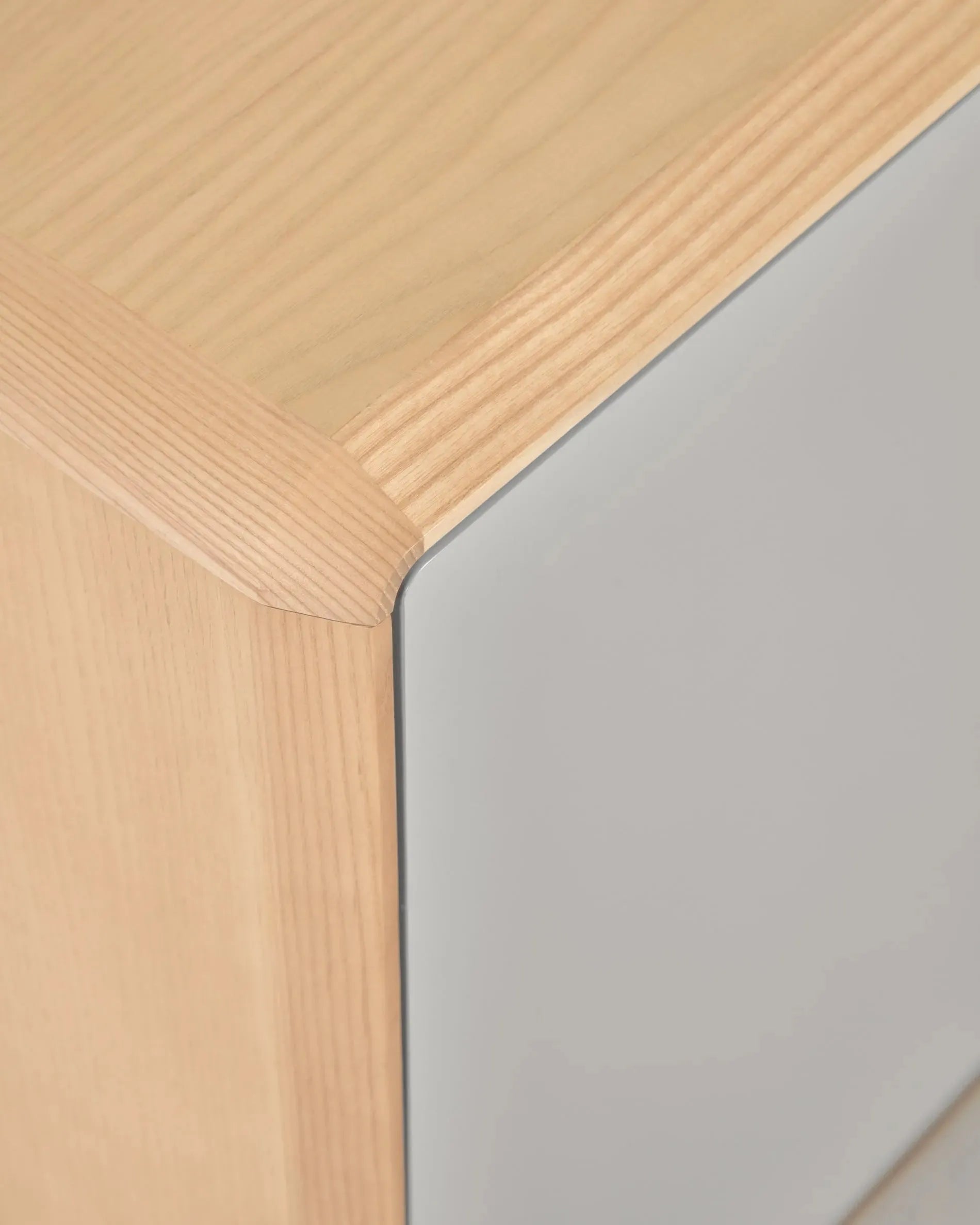 Eleganter TV-Schrank aus massiver Esche mit weißgrauem Finish, bietet stilvollen Stauraum für Ihr Zuhause.