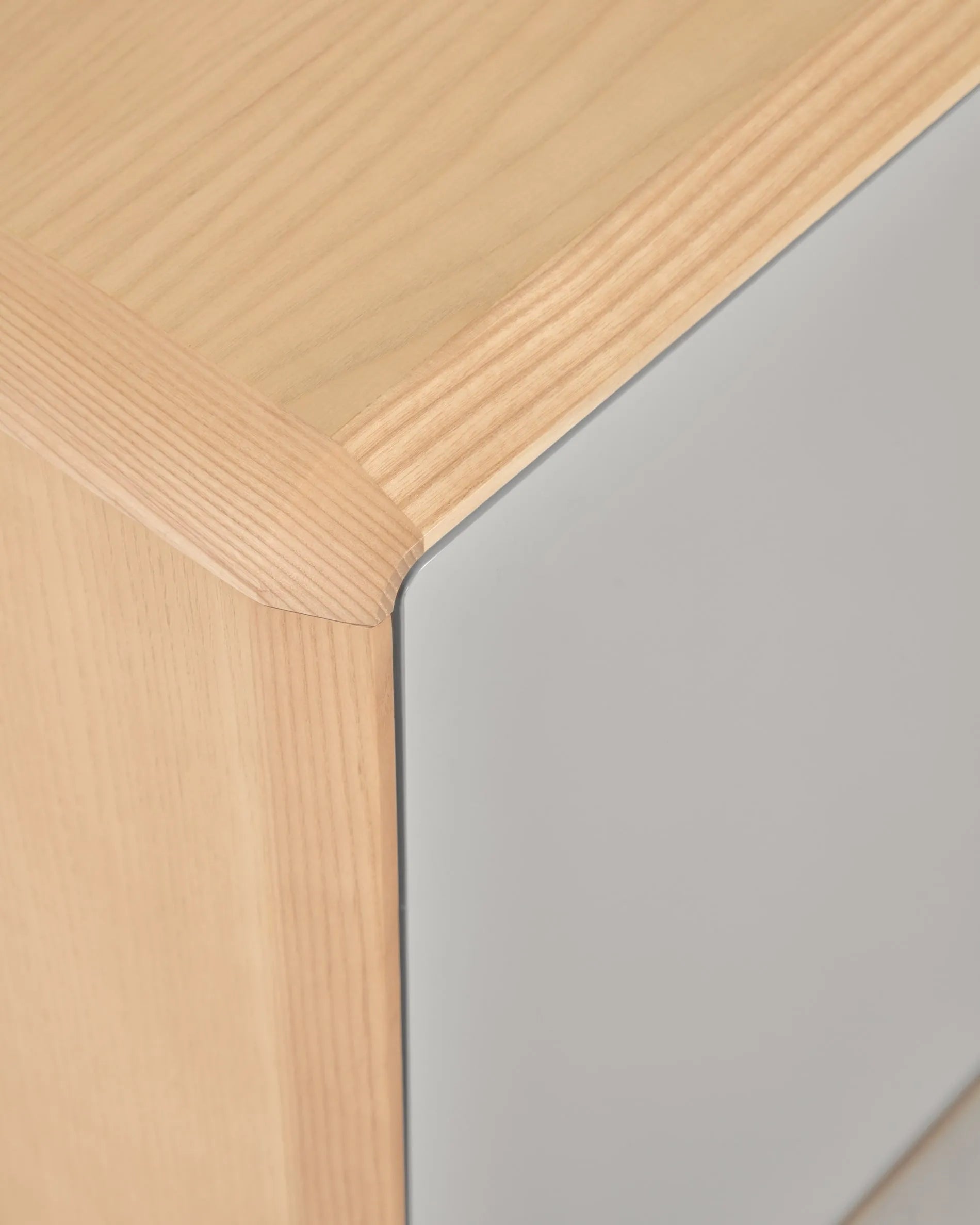 Moderner TV-Schrank aus massiver Esche und Furnier, 180 x 41 cm, mit 2 Türen, perfekt für ein elegantes Wohnzimmer.