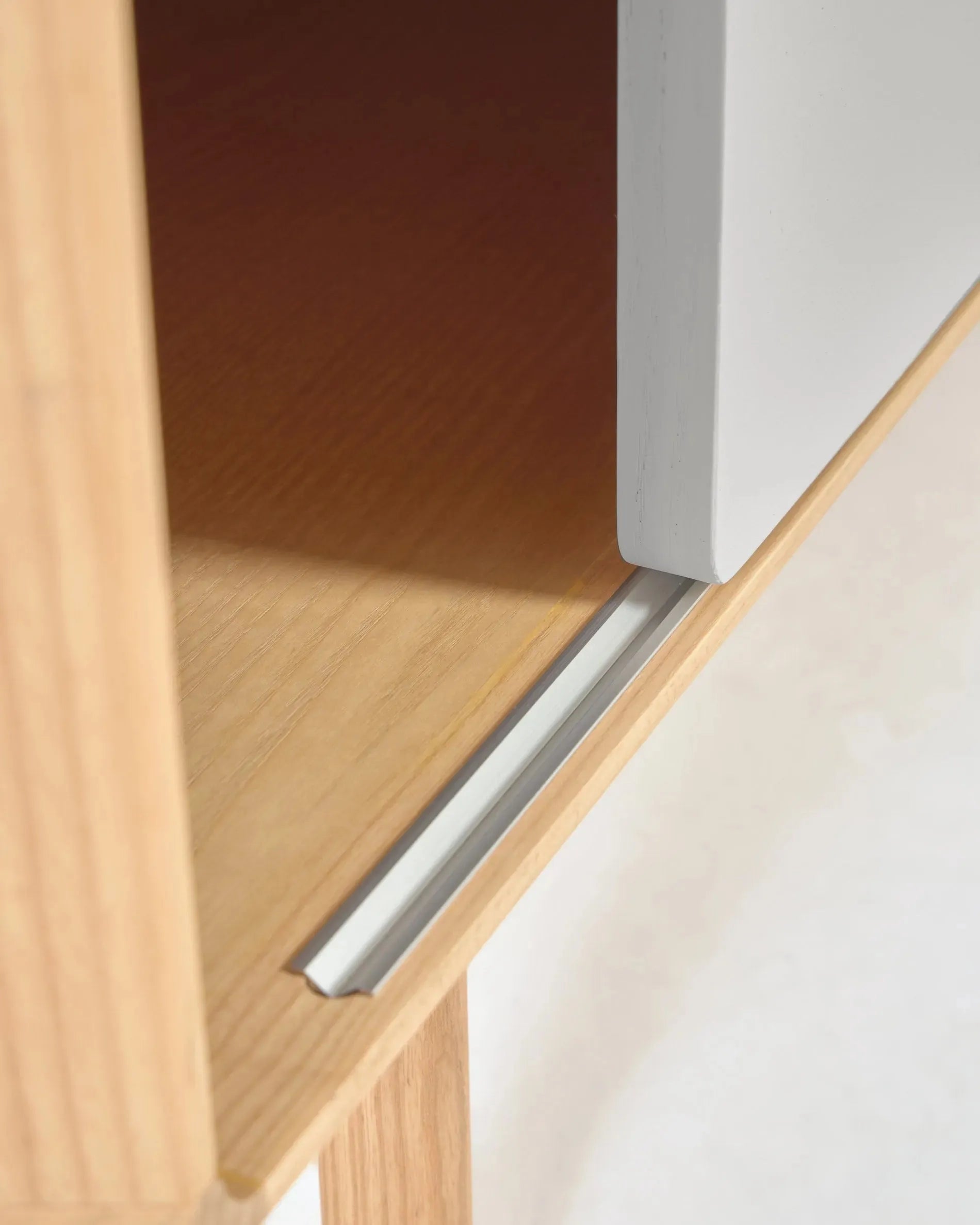 Eleganter TV-Schrank aus massiver Esche mit weißgrauem Finish, bietet stilvollen Stauraum für Ihr Zuhause.