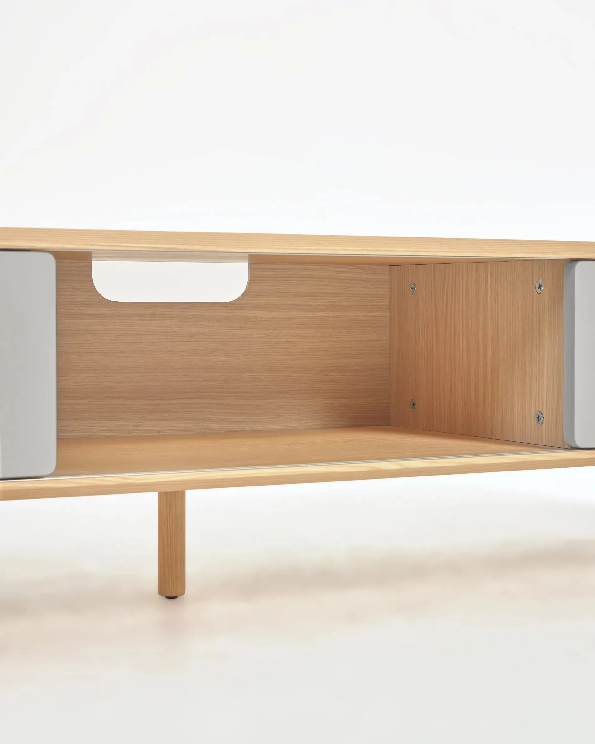 Eleganter TV-Schrank aus massiver Esche mit weißgrauem Finish, bietet stilvollen Stauraum für Ihr Zuhause.