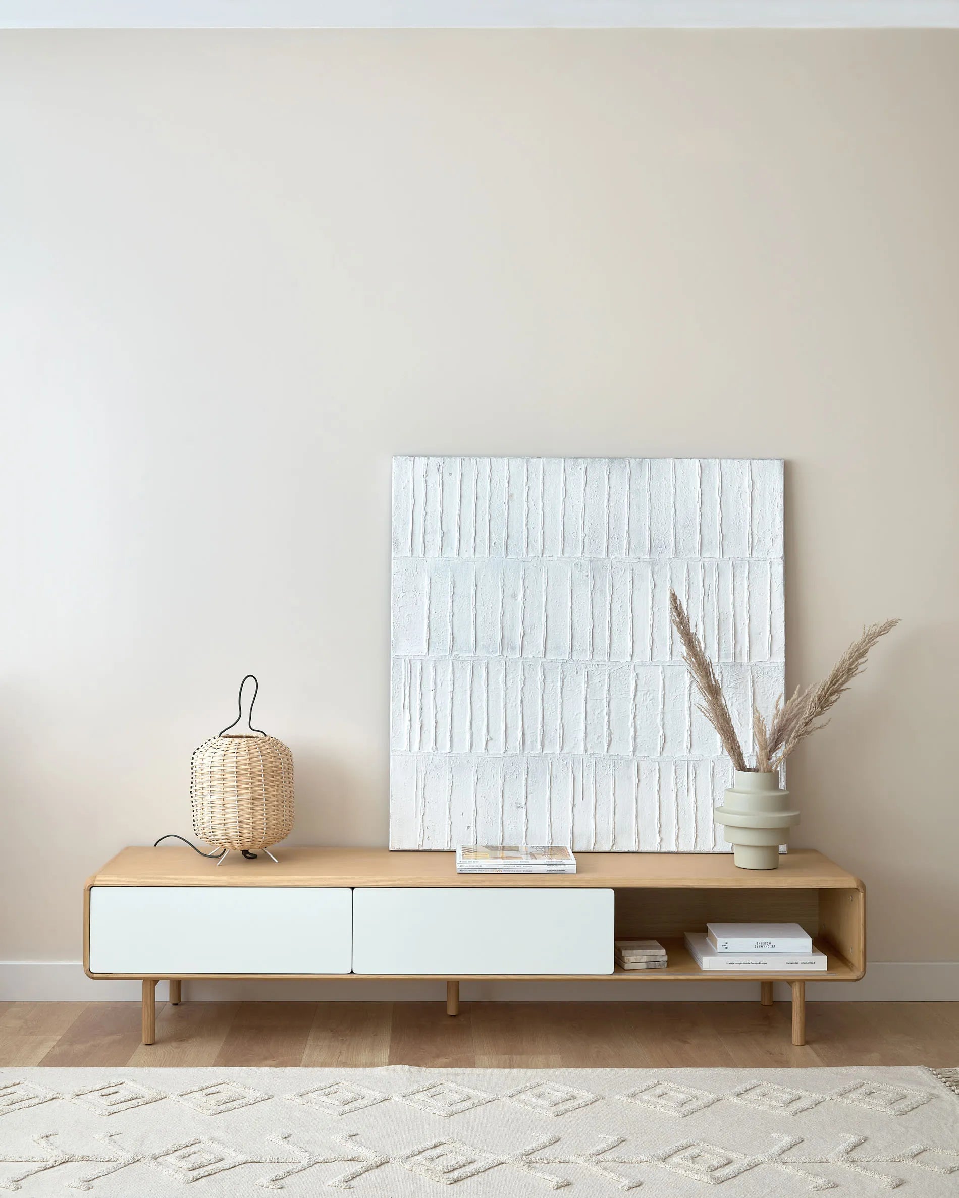 Eleganter TV-Schrank aus massiver Esche und Furnier, 180 x 41 cm, mit 2 Türen, ideal für stilvolle Wohnzimmer.