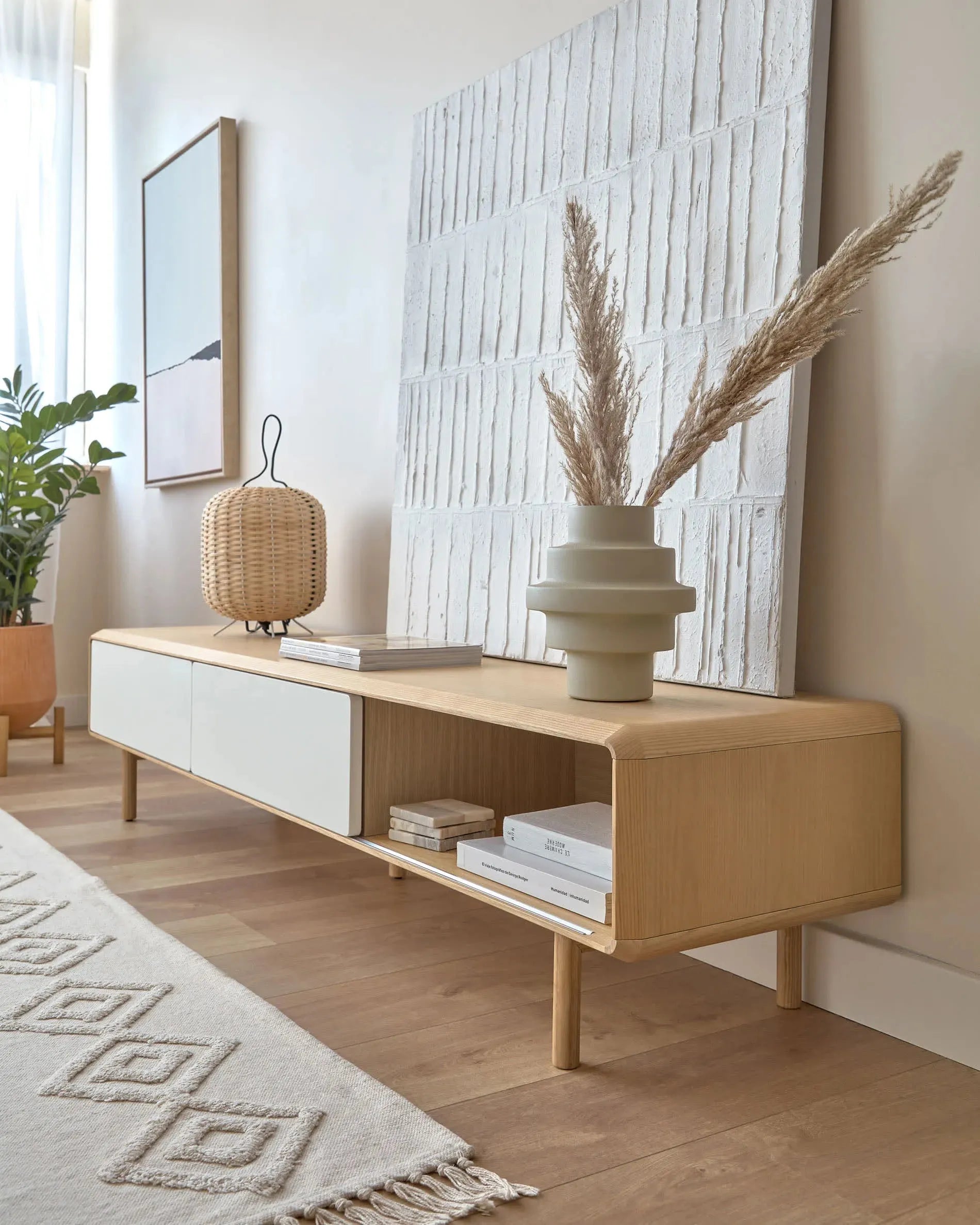 Eleganter TV-Schrank aus massiver Esche mit weißgrauem Finish, bietet stilvollen Stauraum für Ihr Zuhause.