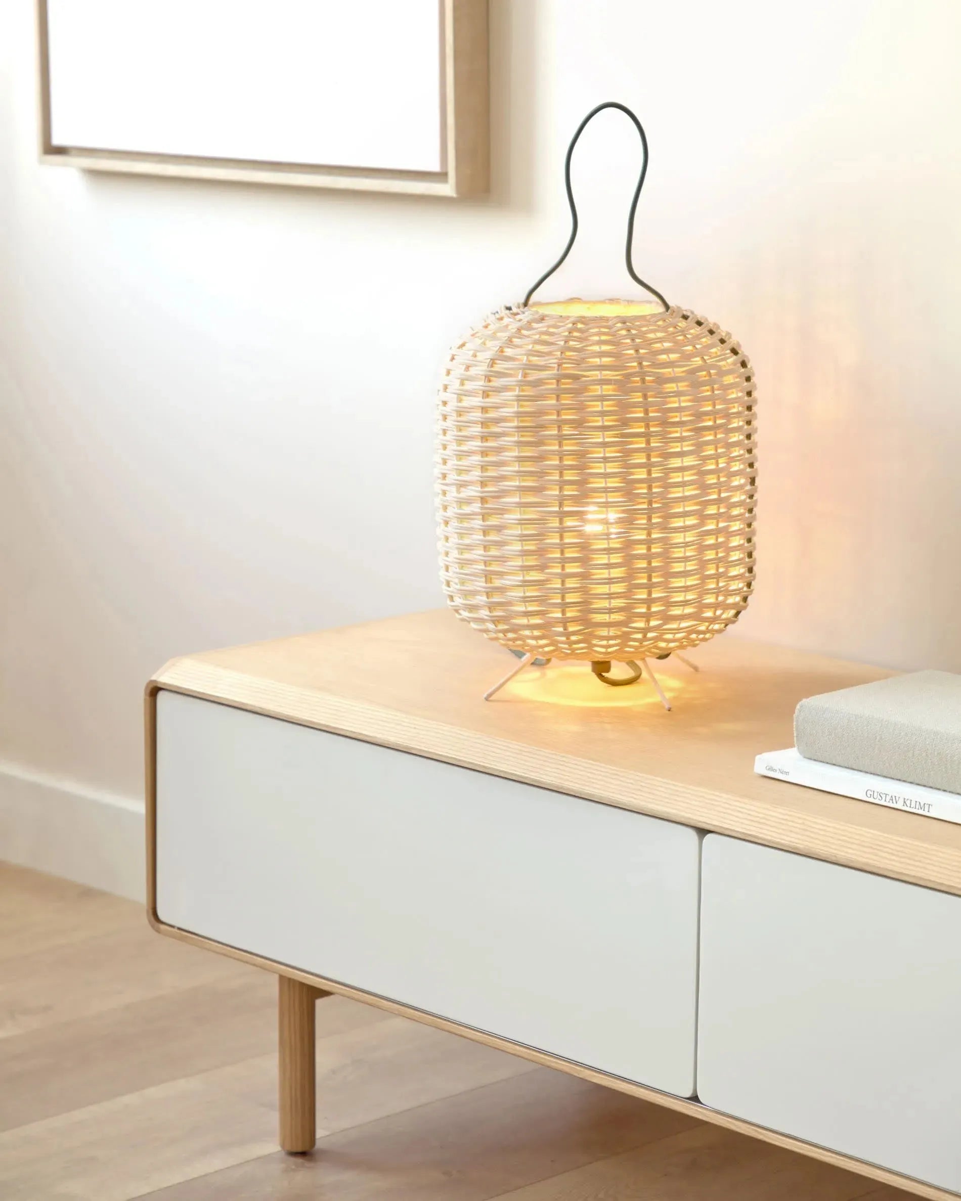 Eleganter TV-Schrank aus massiver Esche mit weißgrauem Finish, bietet stilvollen Stauraum für Ihr Zuhause.