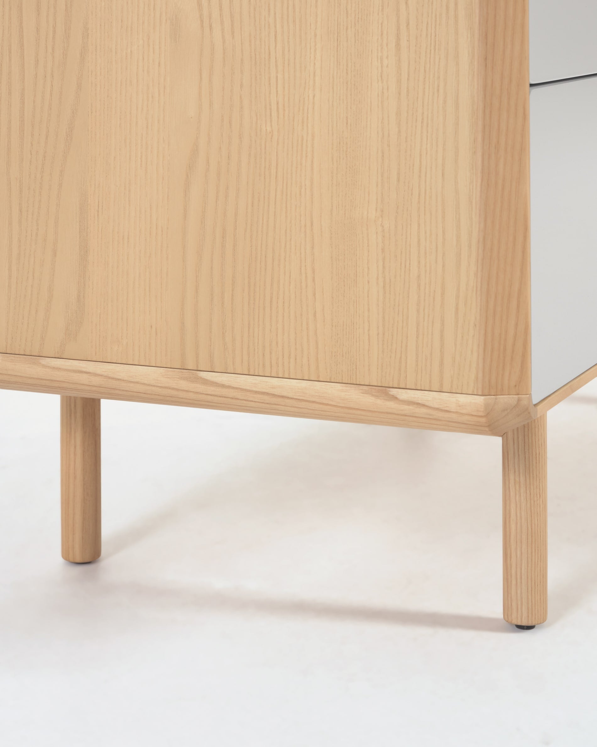 Die Anielle Kommode aus Eschenholz und Furnier mit 3 Schubladen vereint modernes Design und Funktionalität für stilvolles Wohnen.