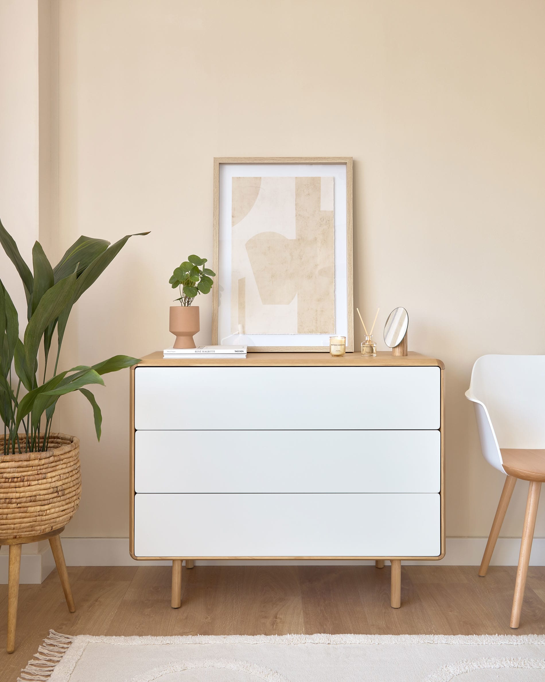 Elegante Anielle Kommode aus massiver Esche mit 3 Schubladen, 99 x 78,5 cm, zeitloses Design für jeden Raum.