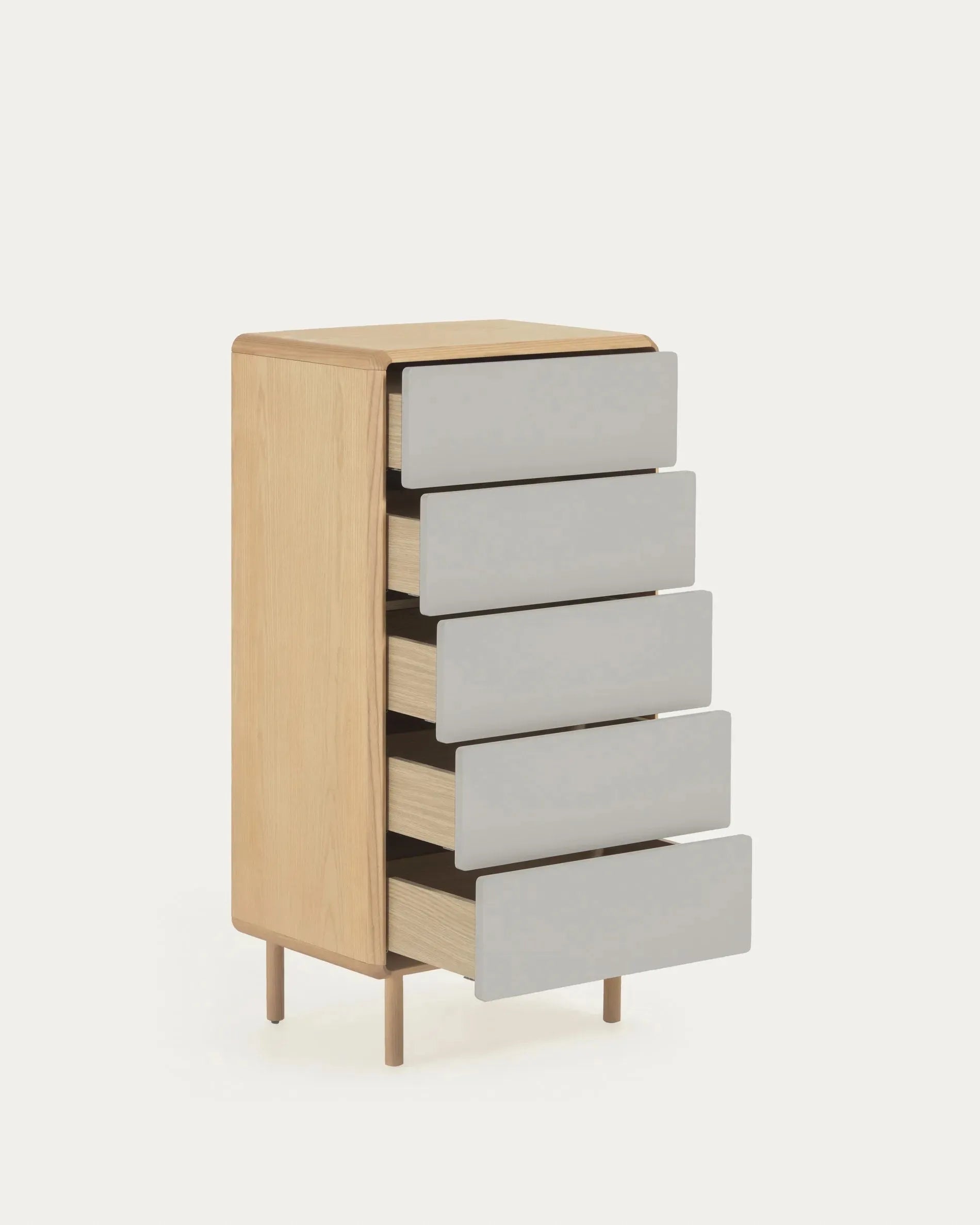 Die Anielle Kommode von Kave Home bietet 5 Schubladen aus massiver Esche und Eschenfurnier, 60x117 cm, mit modernem und funktionalem Design.