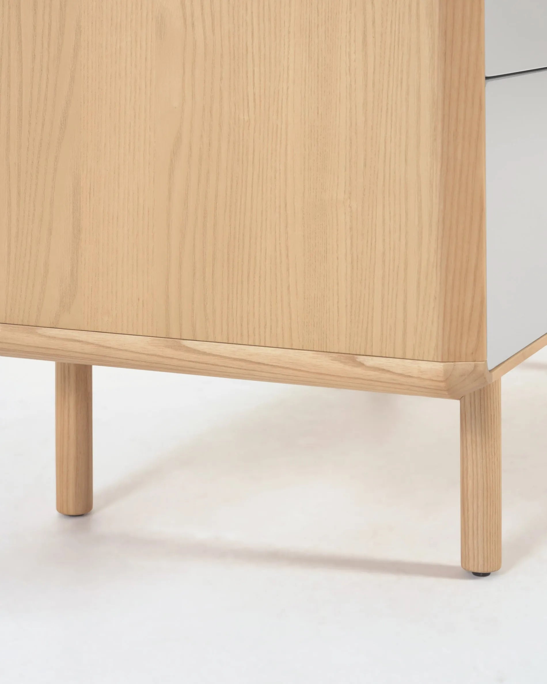 Die Anielle Kommode: Eleganz und Funktionalität in Esche, 5 Schubladen, 60x117 cm, ideal für jeden Raum.