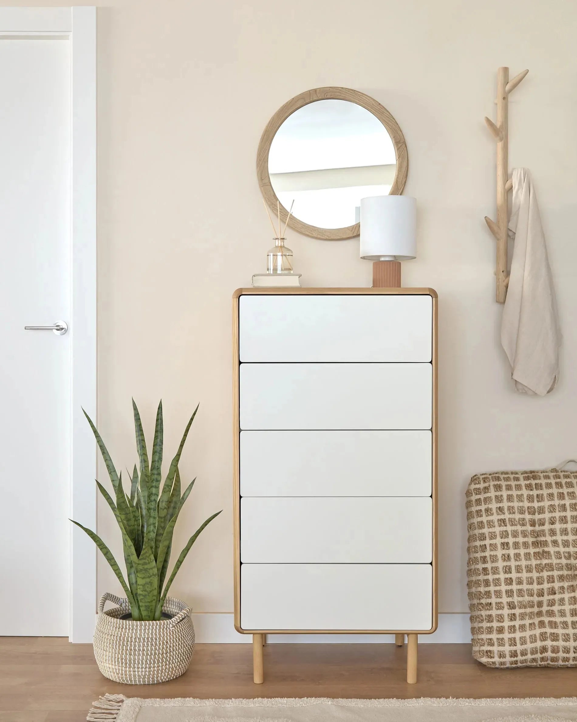 Die Anielle Kommode: Eleganz und Funktionalität in Esche, 5 Schubladen, 60x117 cm, ideal für jeden Raum.