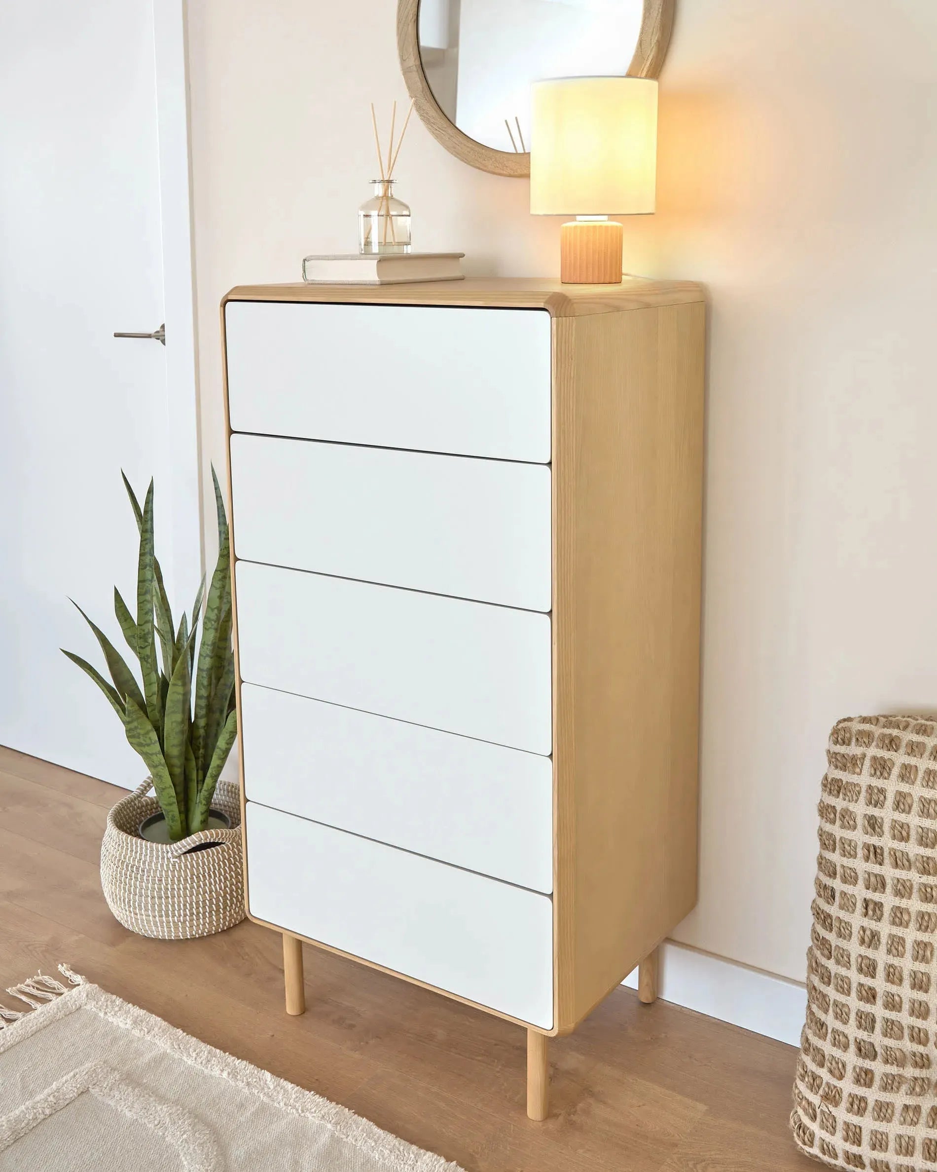 Elegante Anielle Kommode aus massiver Esche und Eschenfurnier, 5 Schubladen, 60x117 cm, stilvolles Design von Kave Home.
