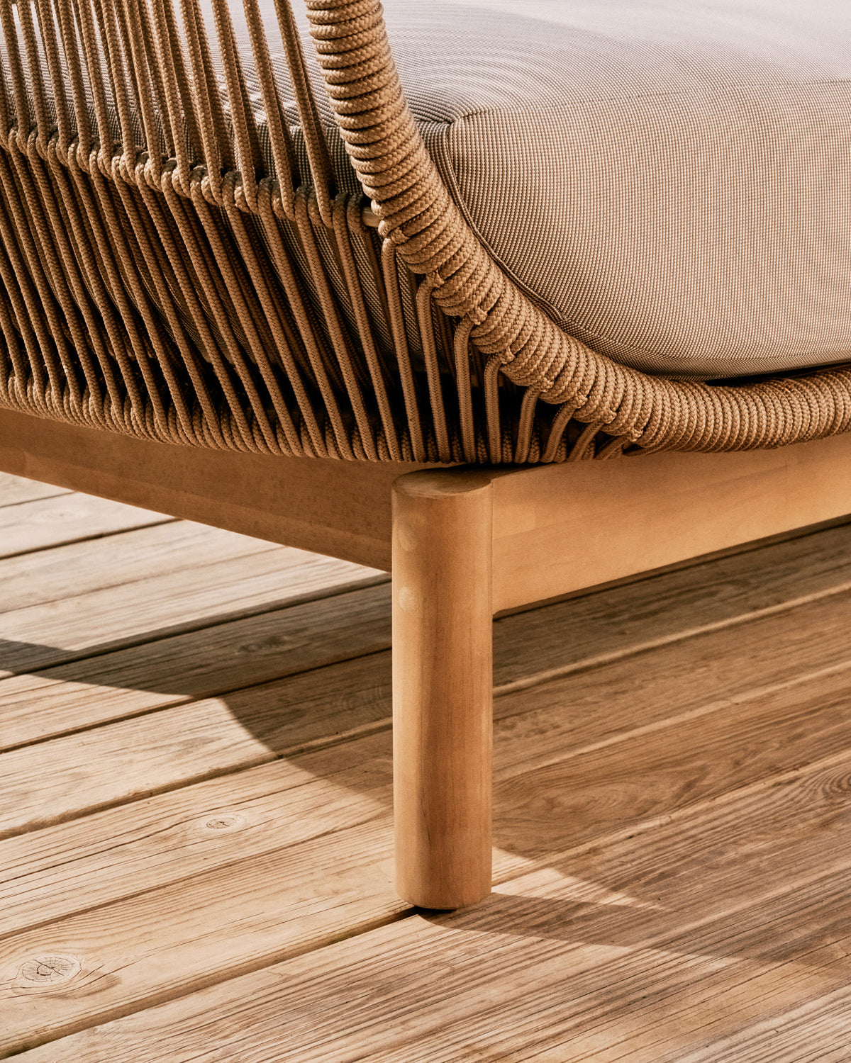 Catalina 3-Sitzer Sofa aus beigem Seil und massivem Akazienholz 170 cm FSC 100% in Beige präsentiert im Onlineshop von KAQTU Design AG. Lounge Sofa ist von Kave Home