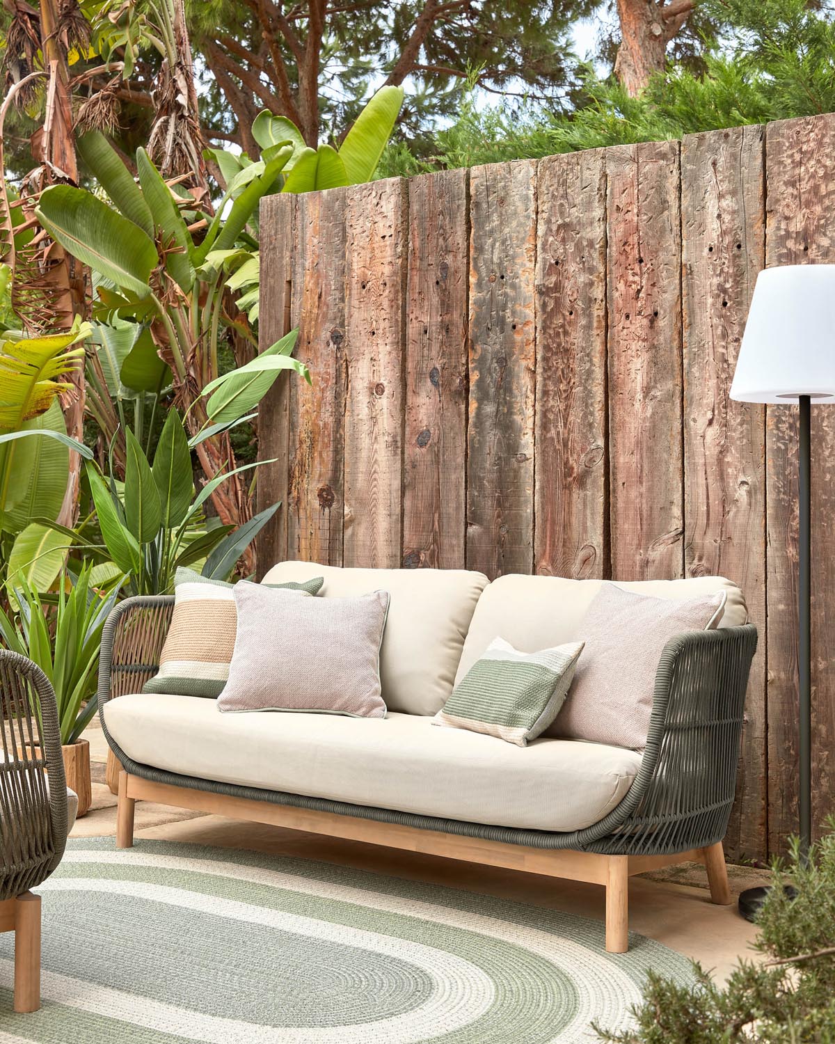 Elegantes Catalina Sofa: Grünes Seil & Akazienholz, 170 cm, FSC-zertifiziert.