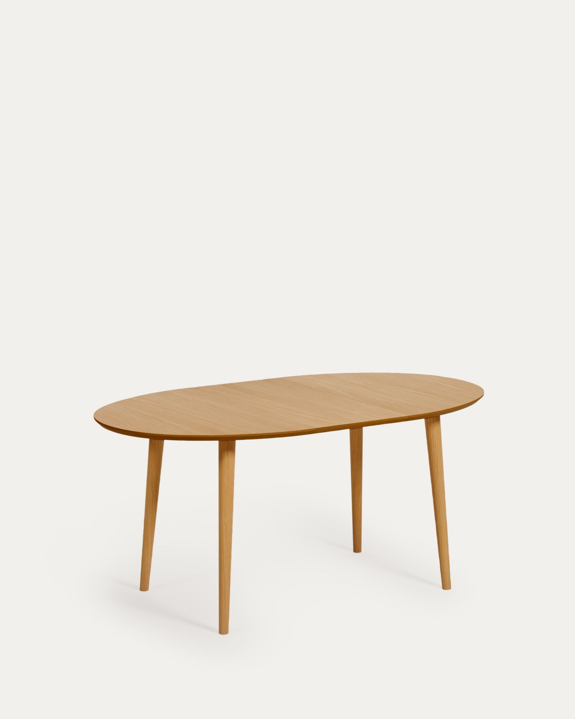 Oqui Ausziehtisch: Vielseitiger Eichenfurnier-Tisch von Kave Home.