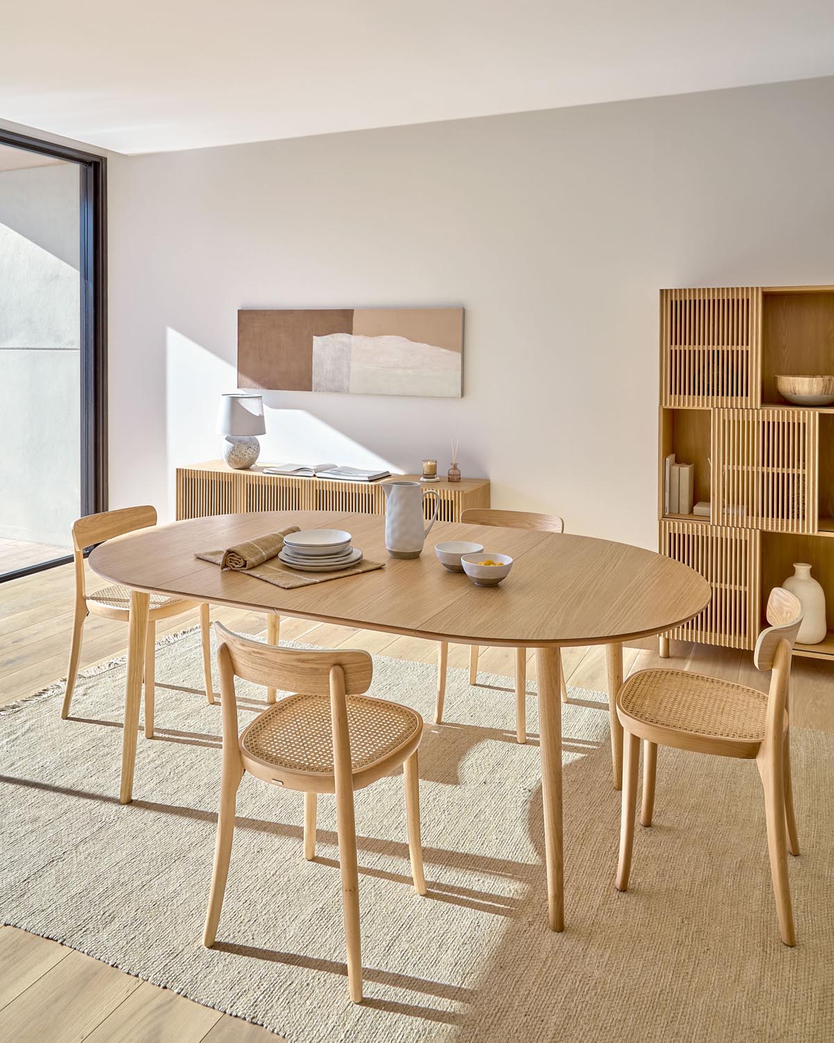 Oqui Tisch: Stilvoller Eichenfurnier-Ausziehtisch von Kave Home.
