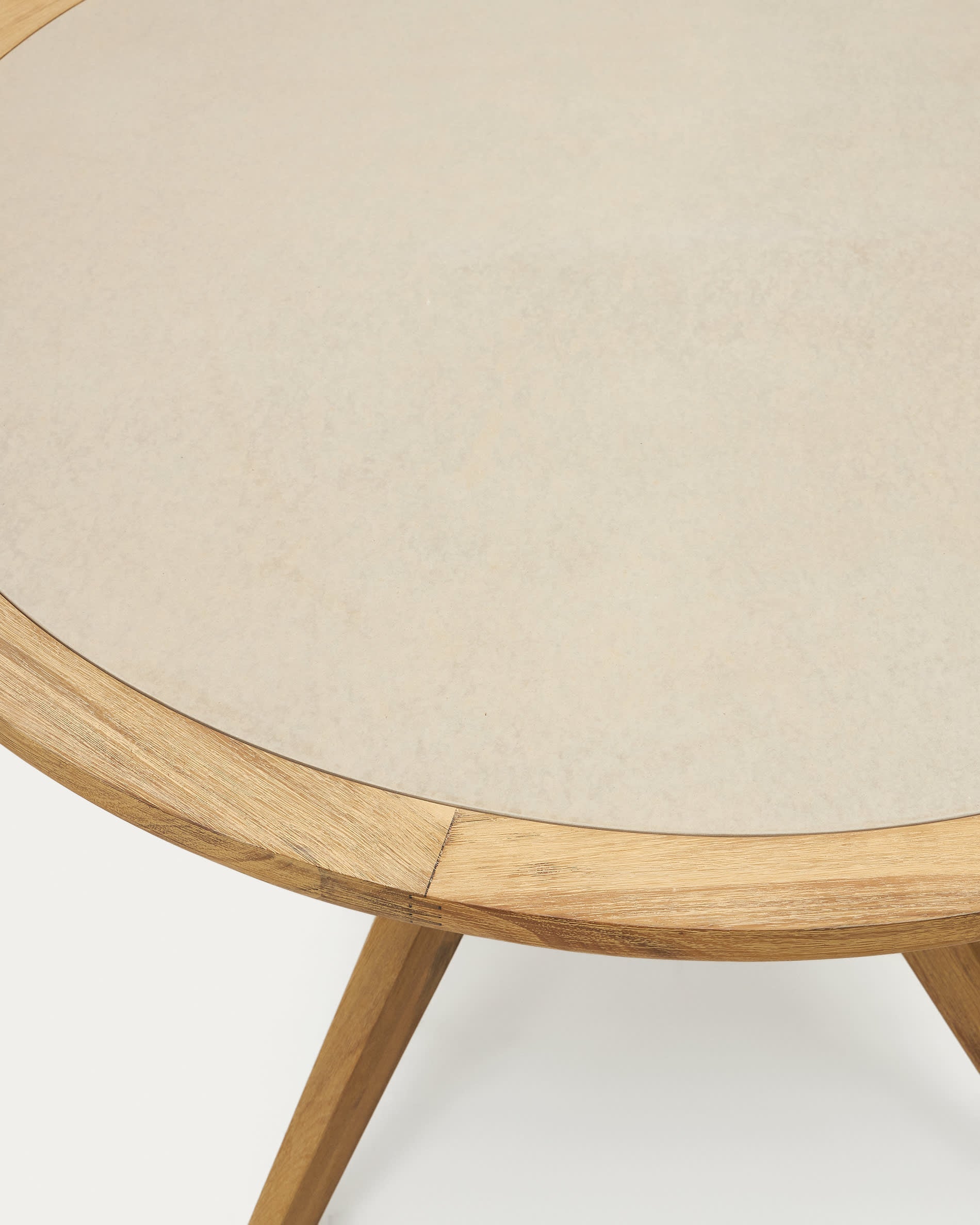 Runder Tisch Julieta, Ø 120 cm, aus beigem Polyzement und Akazienholz, FSC-zertifiziert, stilvoll und nachhaltig von Kave Home.