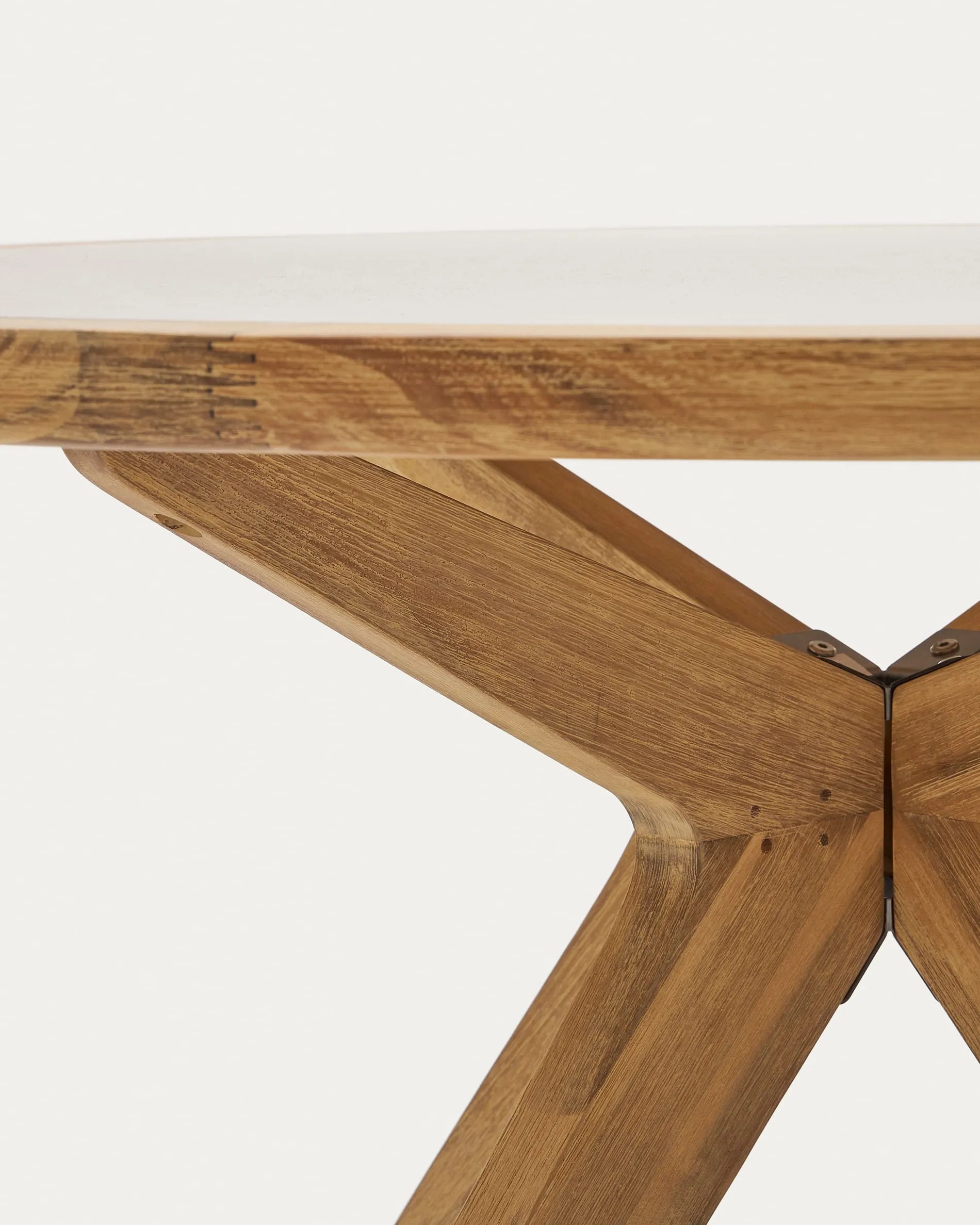 Eleganter runder Tisch aus beigem Polyzement und Akazienholz, ideal für stilvolle Outdoor-Momente.