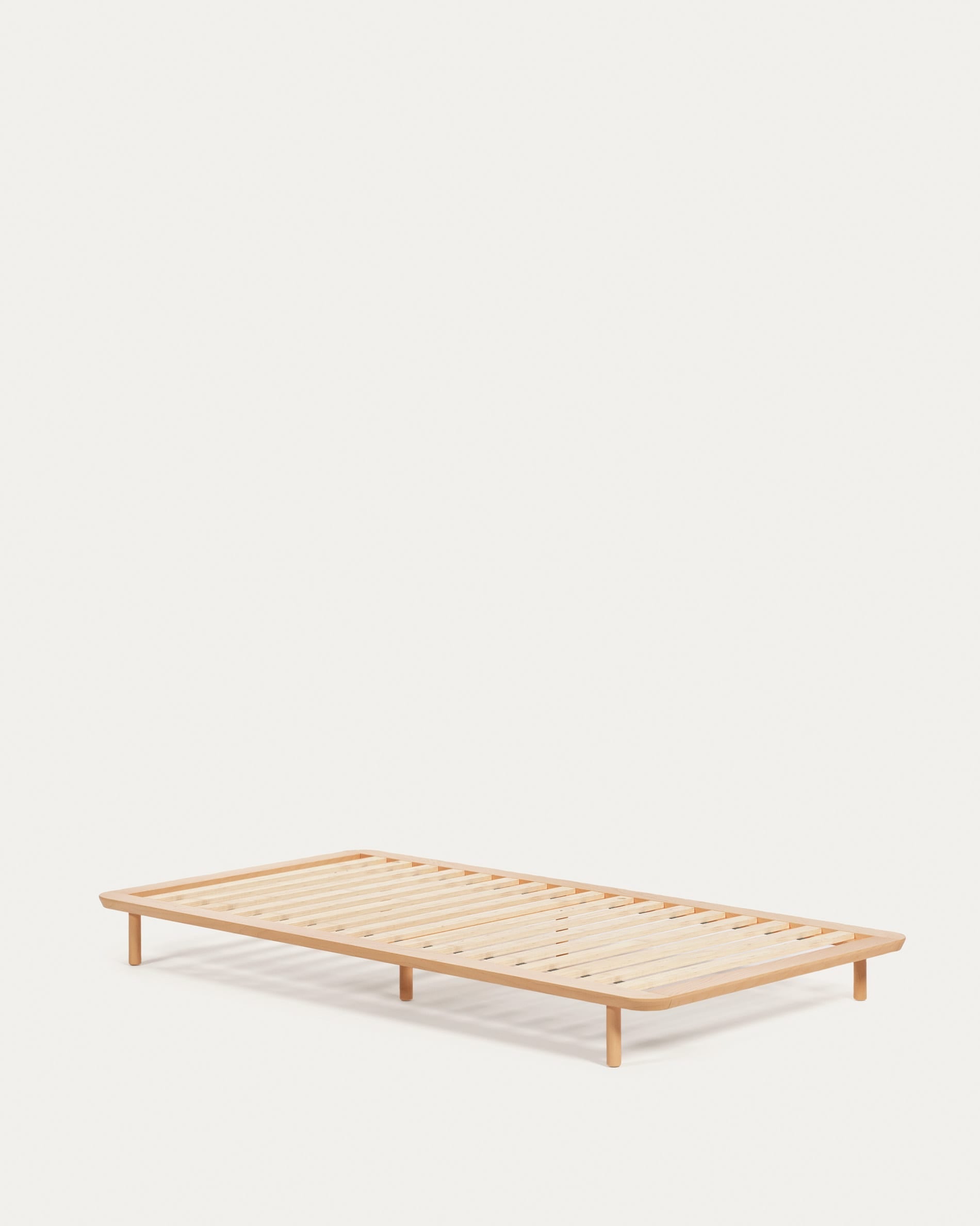Anielle Bett aus massiver Esche von Kave Home, ideal für 90x200 cm Matratzen, robustes Design und zeitlose Eleganz.