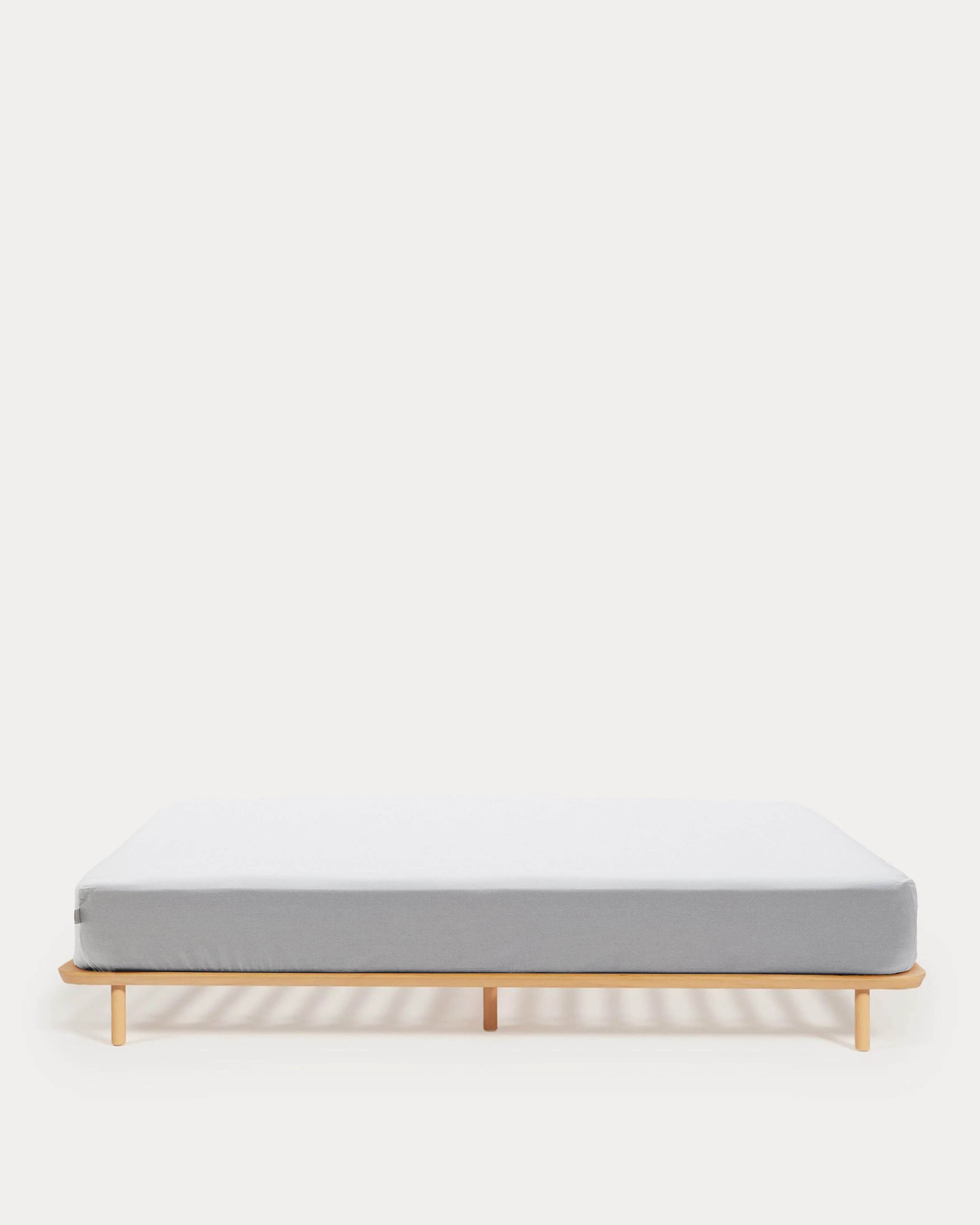 Elegantes Anielle Bett aus massiver Esche, 90x200 cm, vereint zeitloses Design mit robuster Handwerkskunst für stilvollen Schlafkomfort.