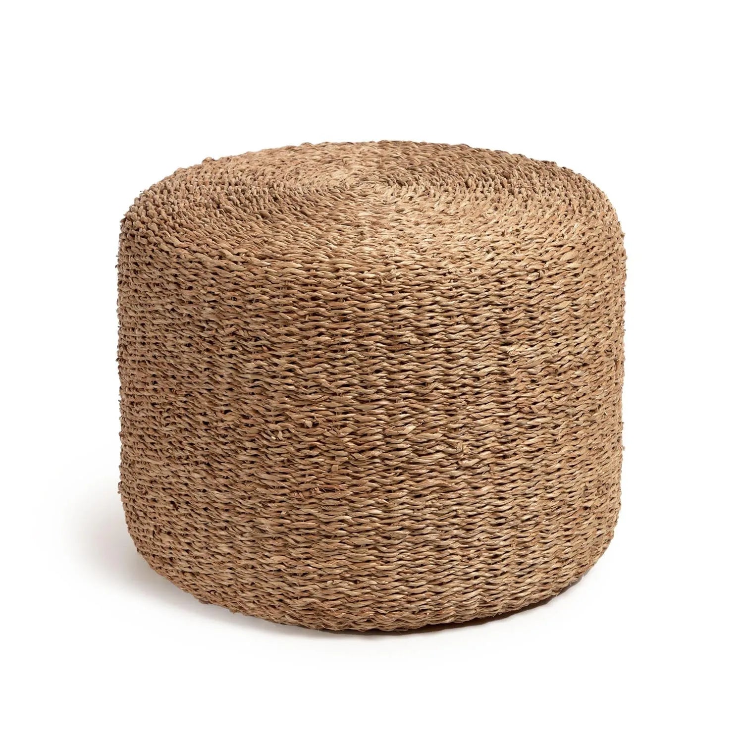Der Someina Hocker aus Naturfasern Ø 40 cm von Kave Home vereint Stil, Funktionalität und Nachhaltigkeit. Perfekt als Sitz oder Fußablage.