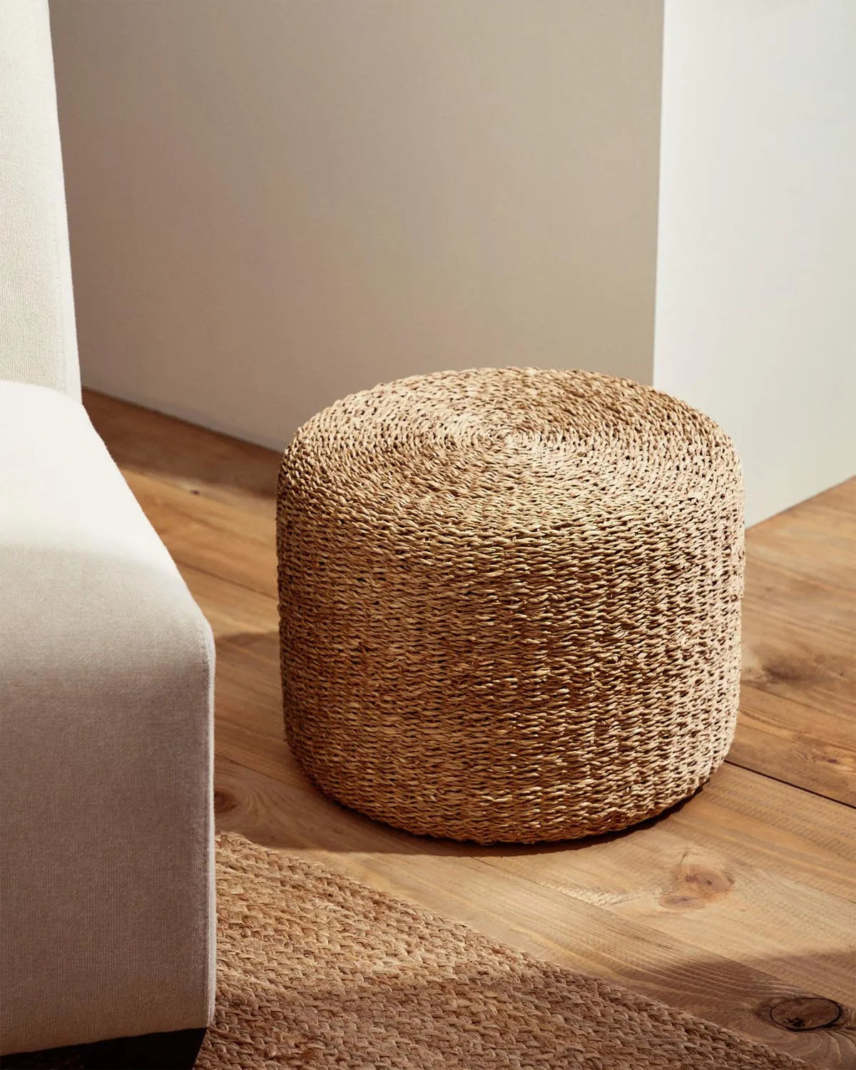Someina Hocker: Handgefertigt aus Naturfasern, Ø 40 cm, von Kave Home.