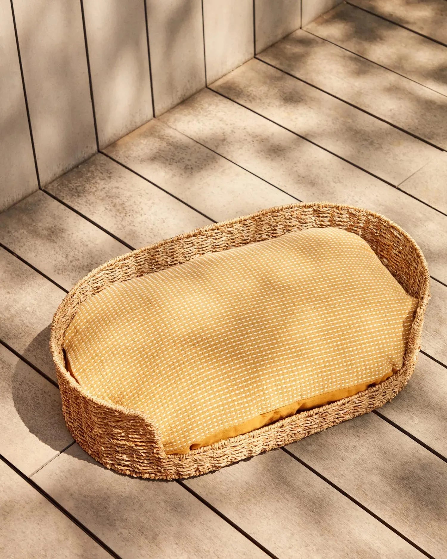 Großes Haustierbett aus Naturfasern, Ø 80 x 45 cm, von Kave Home. Nachhaltig, bequem und ideal für große Haustiere.