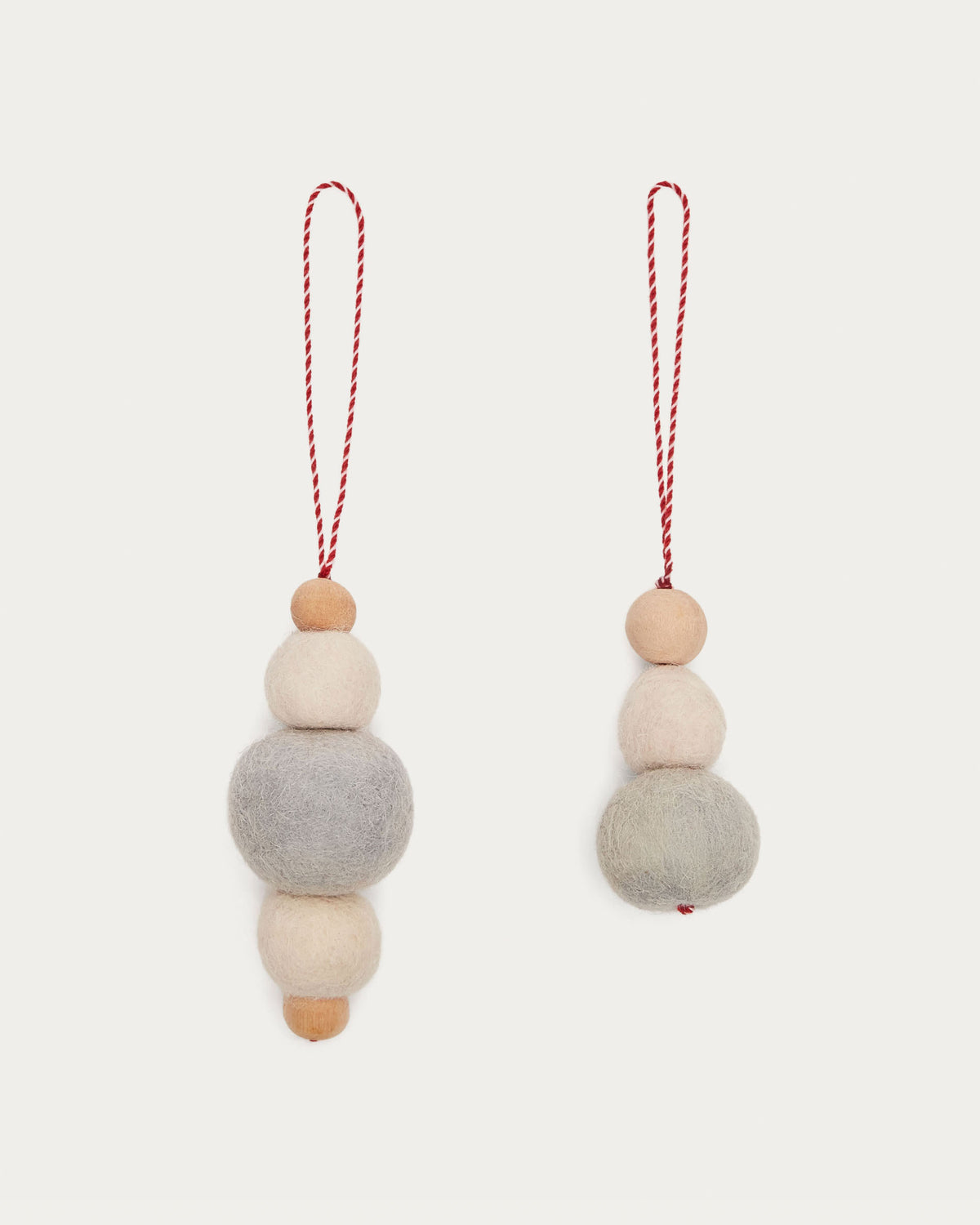 Dempsey Set aus 2 Kugelschmuck zum Aufhängen aus grauem Filz in Grau präsentiert im Onlineshop von KAQTU Design AG. Weihnachtszubehör ist von Kave Home