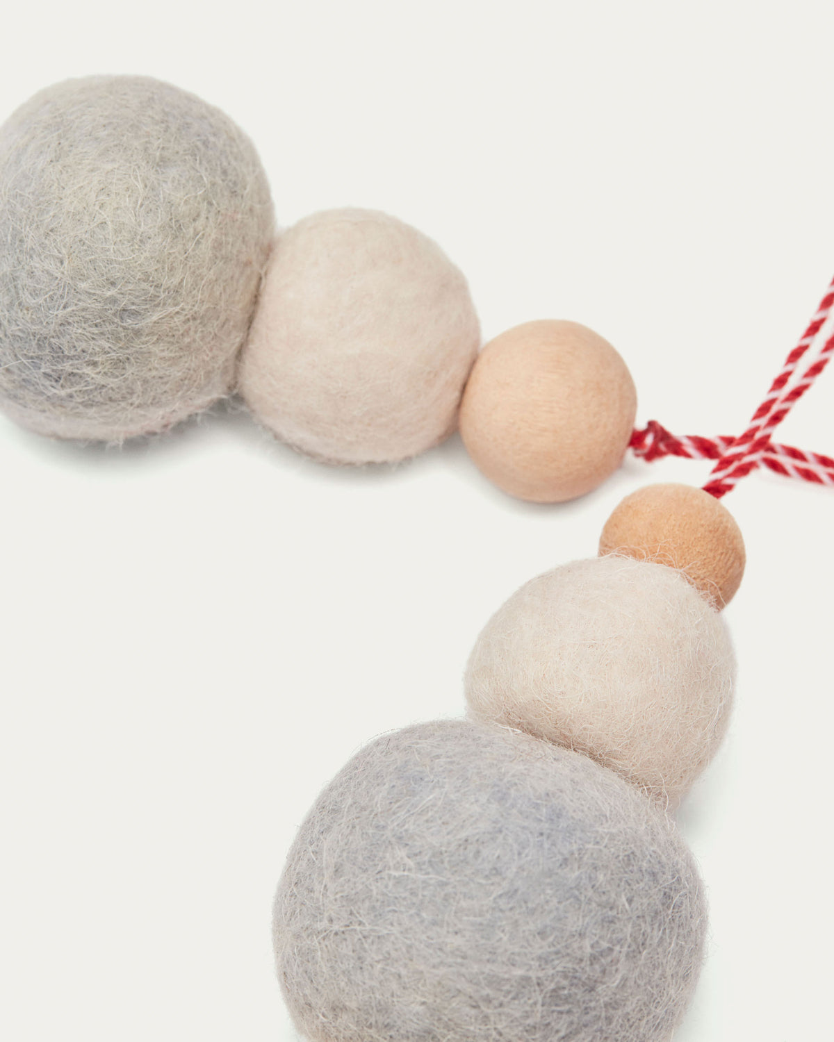 Dempsey Set aus 2 Kugelschmuck zum Aufhängen aus grauem Filz in Grau präsentiert im Onlineshop von KAQTU Design AG. Weihnachtszubehör ist von Kave Home