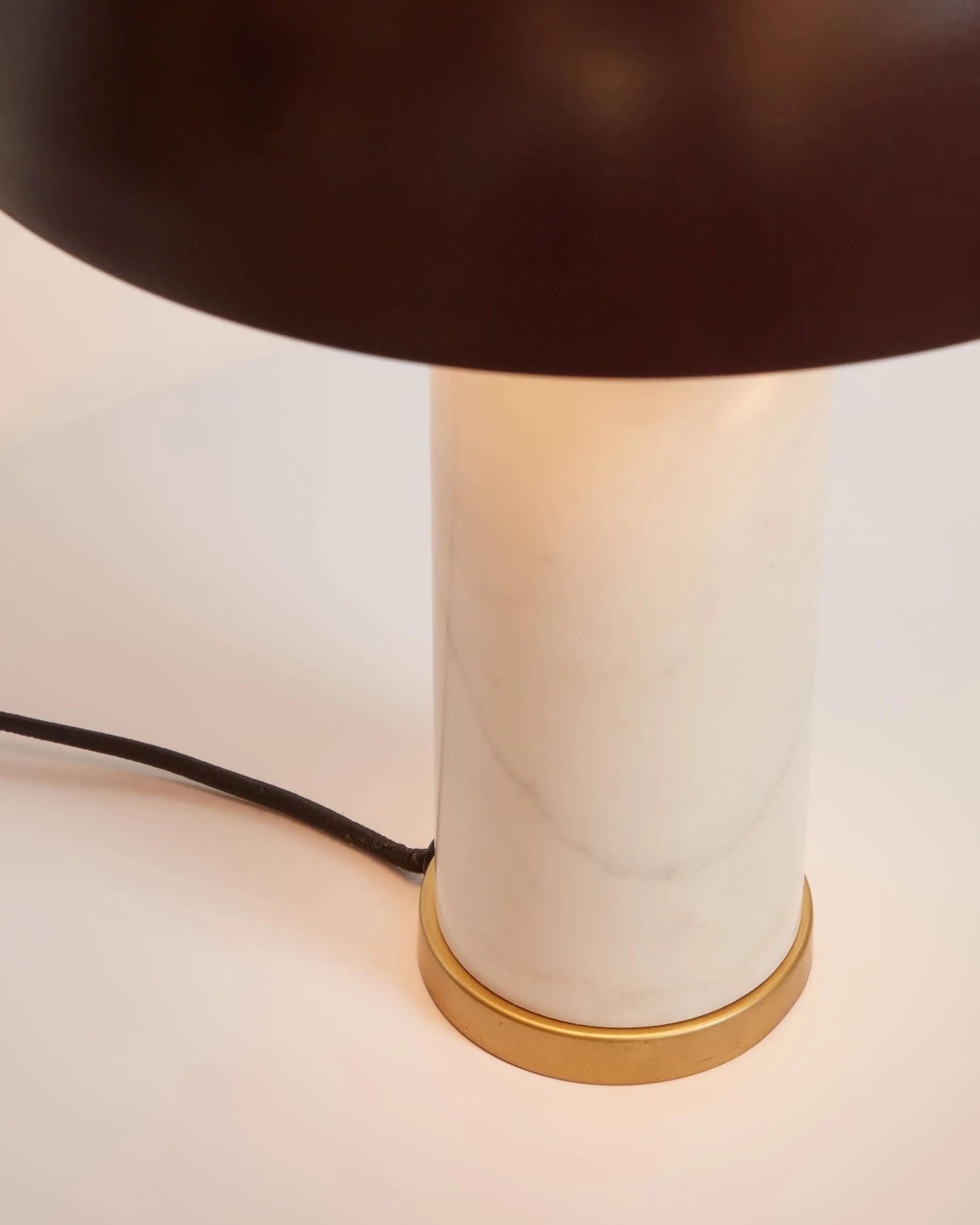 Die Zorione Tischlampe vereint weißen Marmor und braunes Metall zu einem eleganten, modernen Design für stilvolle Räume.