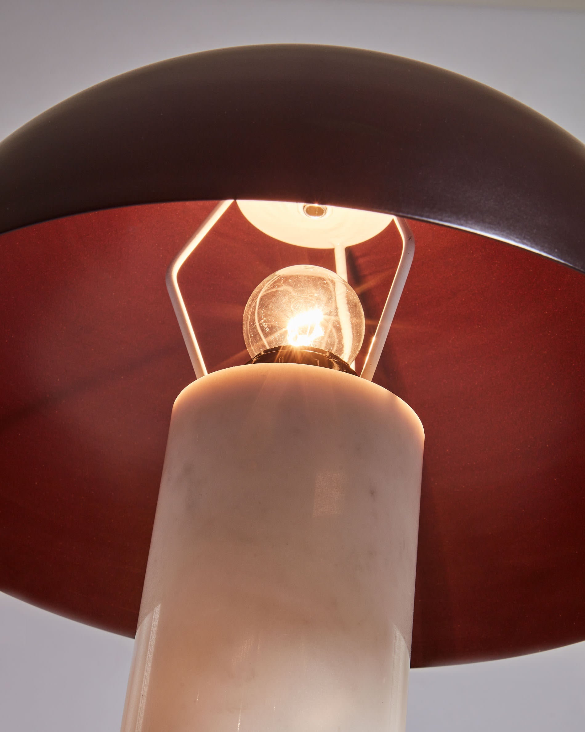 Zorione Tischlampe: Elegantes Design aus weißem Marmor und braunem Metall, ideal für zeitgemäße Wohnräume.