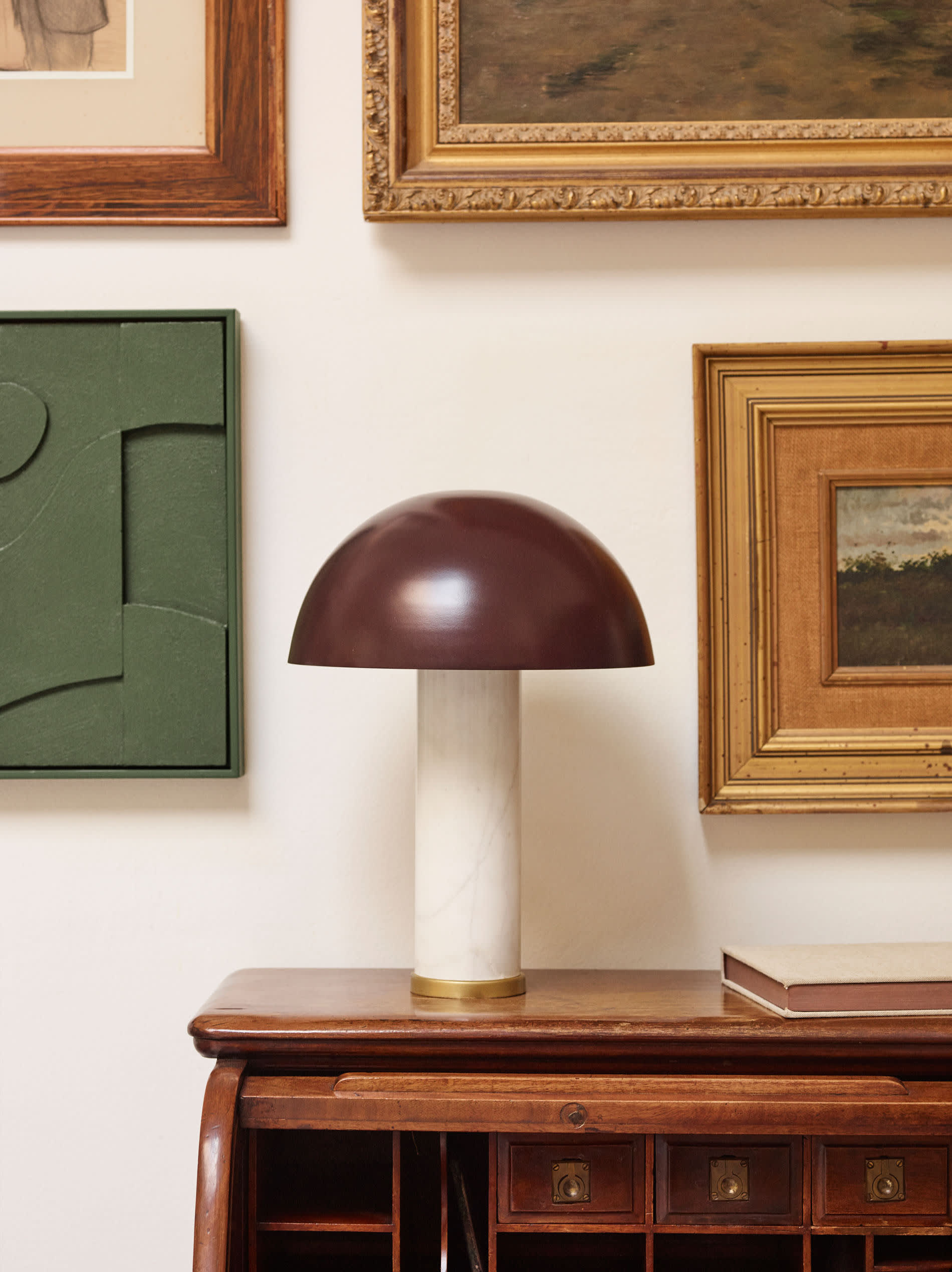 Elegante Zorione Tischlampe aus weißem Marmor und Metall mit braunem Finish, ideal für stilvolle Wohnräume.