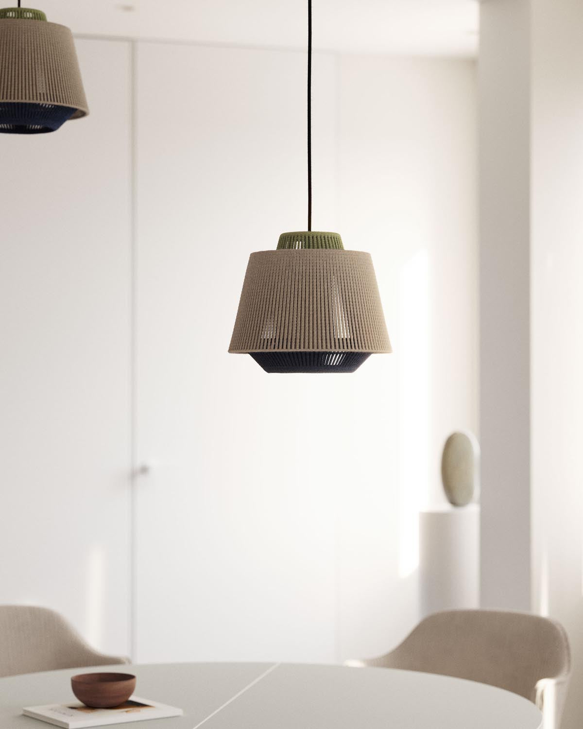 Elegante Yuvia Deckenleuchte aus Baumwolle in Beige und Blau.